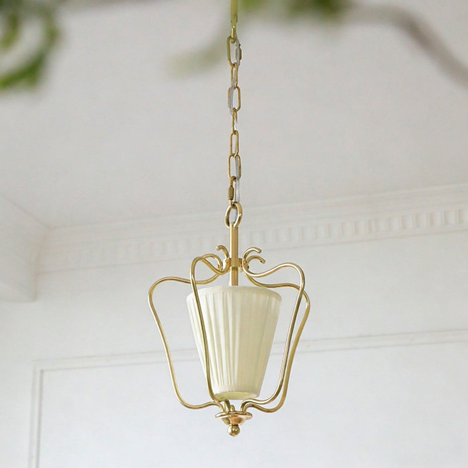 Vintage Hanglamp met Messing Afwerking en Plooistof Kap – Warm Lantaarnontwerp voor Keuken en Hal | Sansoti