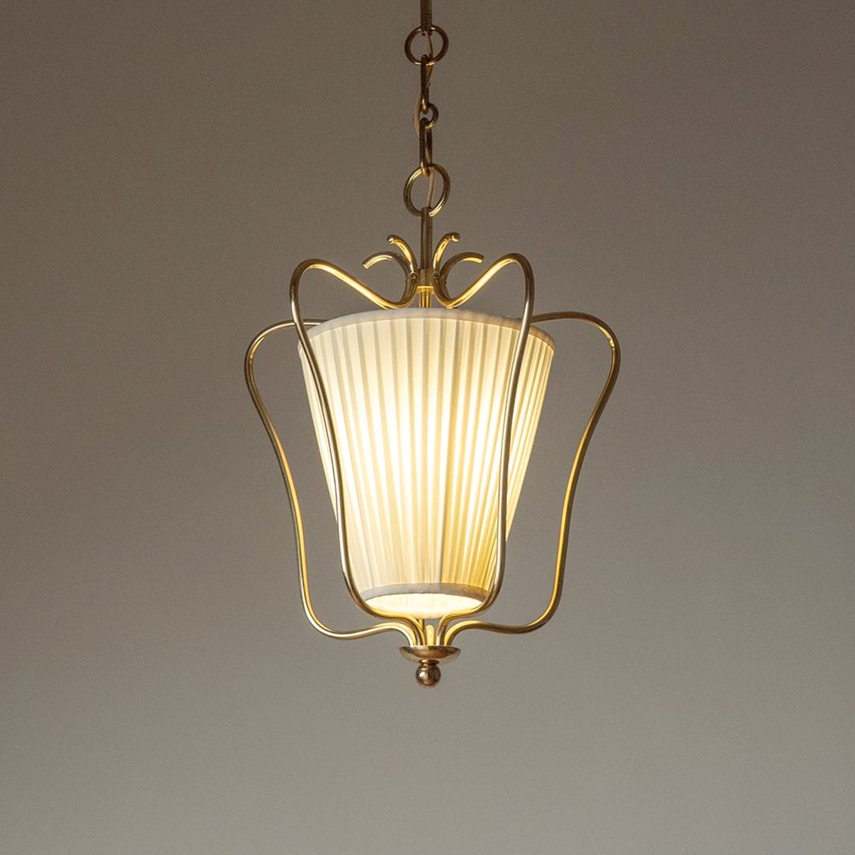 Vintage Hanglamp met Messing Afwerking en Plooistof Kap – Warm Lantaarnontwerp voor Keuken en Hal | Sansoti