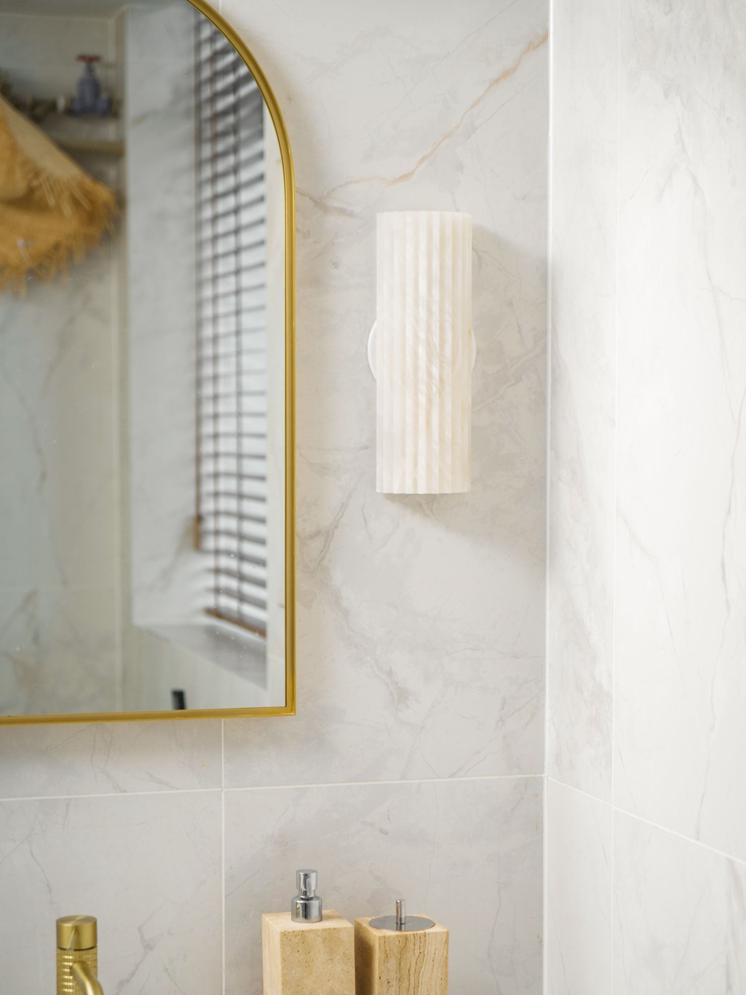 Alabaster Wandlamp Natuursteen – Geribbeld Design – Warm Licht – Scandinavische Stijl | Sansoti