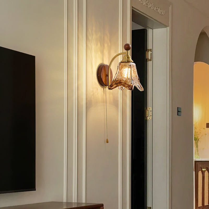 Vintage Wandlamp Met Amber Glazen Kap En Houten Wandplaat In Walnootkleur | Sansoti