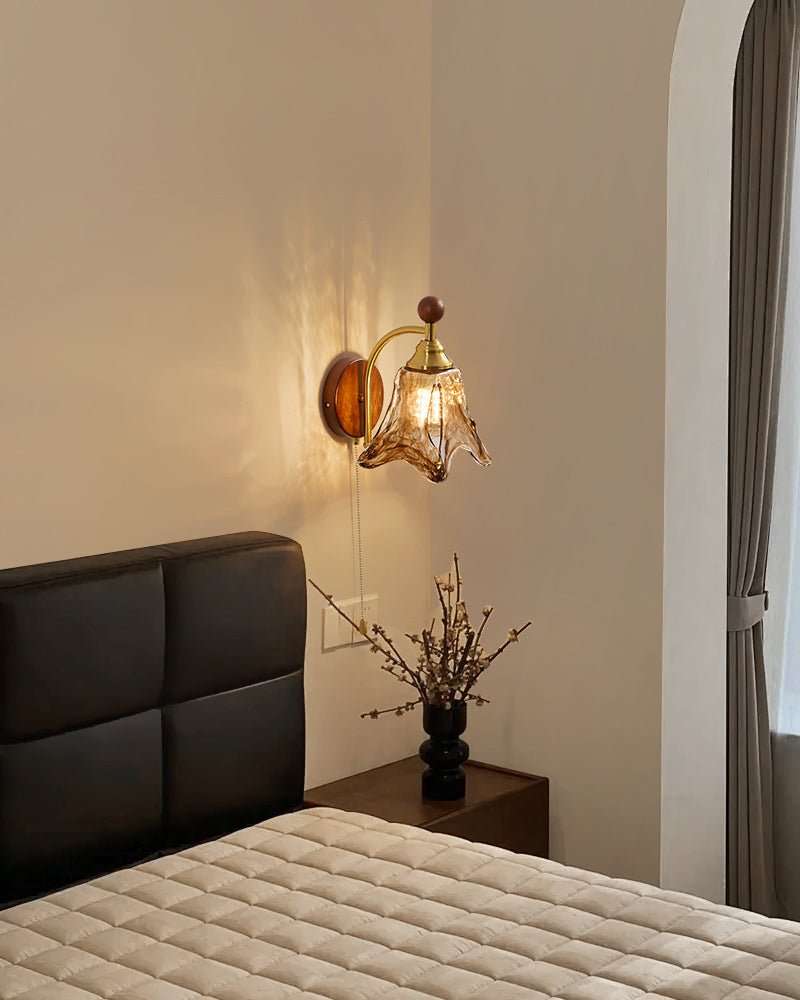 Vintage Wandlamp Met Amber Glazen Kap En Houten Wandplaat In Walnootkleur | Sansoti