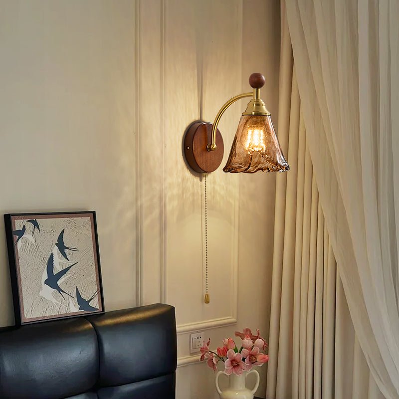 Vintage Wandlamp Met Amber Glazen Kap En Houten Wandplaat In Walnootkleur | Sansoti
