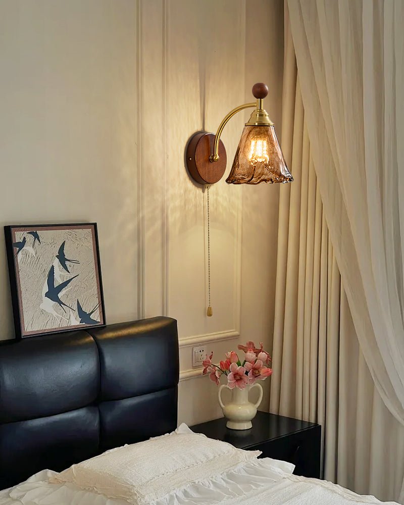 Vintage Wandlamp Met Amber Glazen Kap En Houten Wandplaat In Walnootkleur | Sansoti