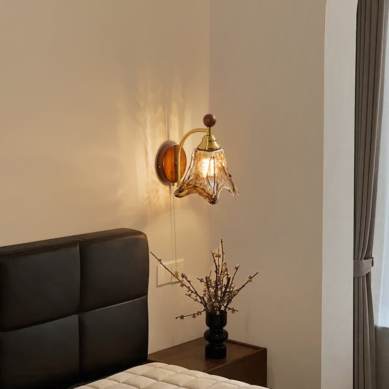 Vintage Wandlamp Met Amber Glazen Kap En Houten Wandplaat In Walnootkleur | Sansoti