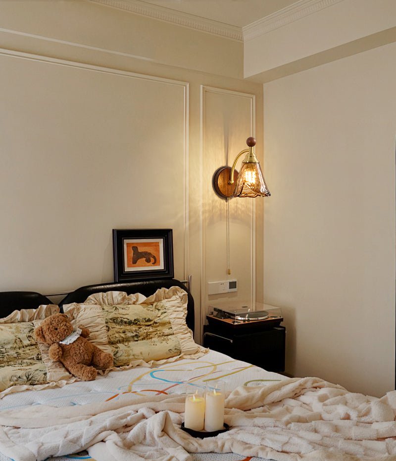 Vintage Wandlamp Met Amber Glazen Kap En Houten Wandplaat In Walnootkleur | Sansoti