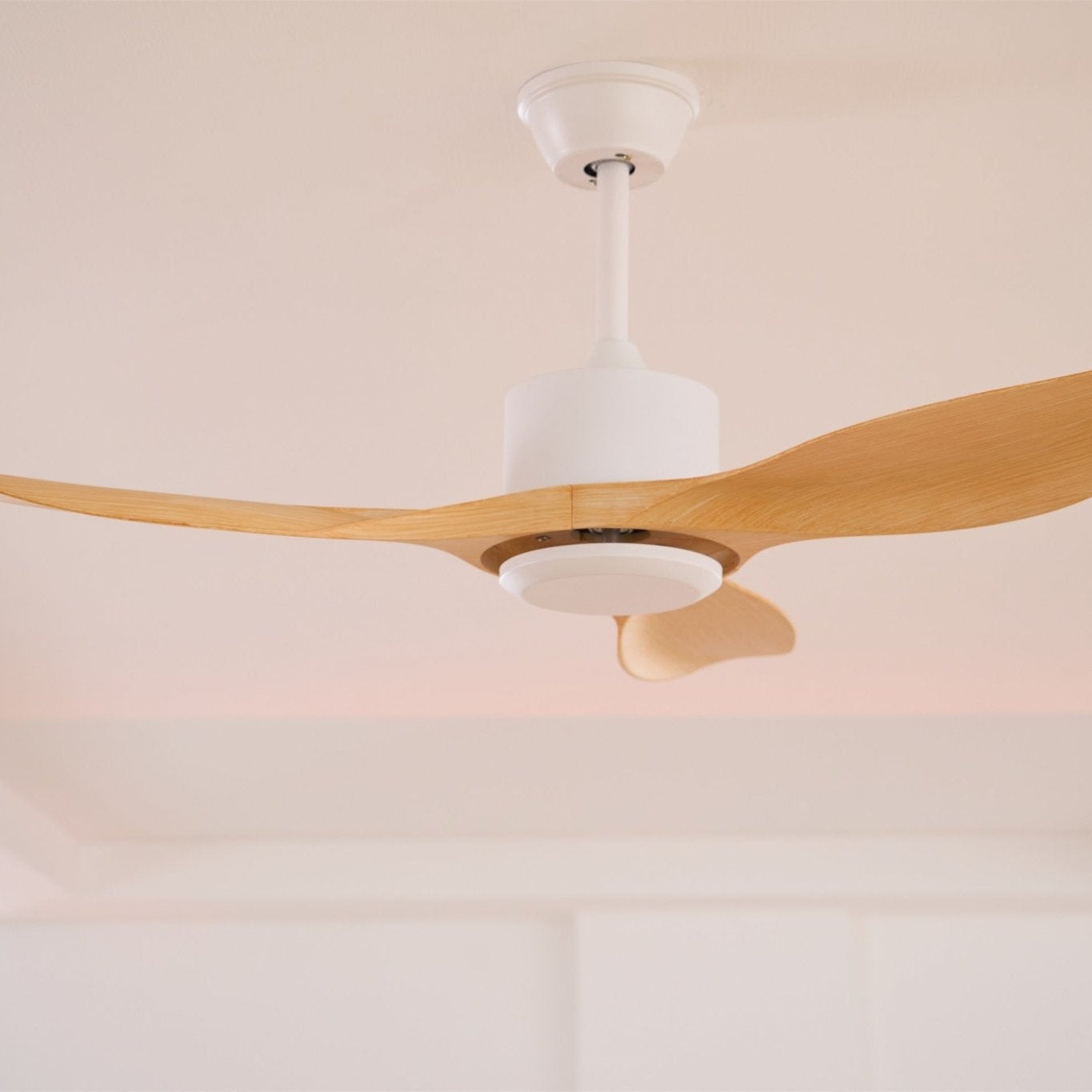 Minimalistische Plafondventilator Hout 106-132cm Met Afstandsbediening 5 Snelheden Omkeerbaar Koper Motor AC 110-240V | Sansoti