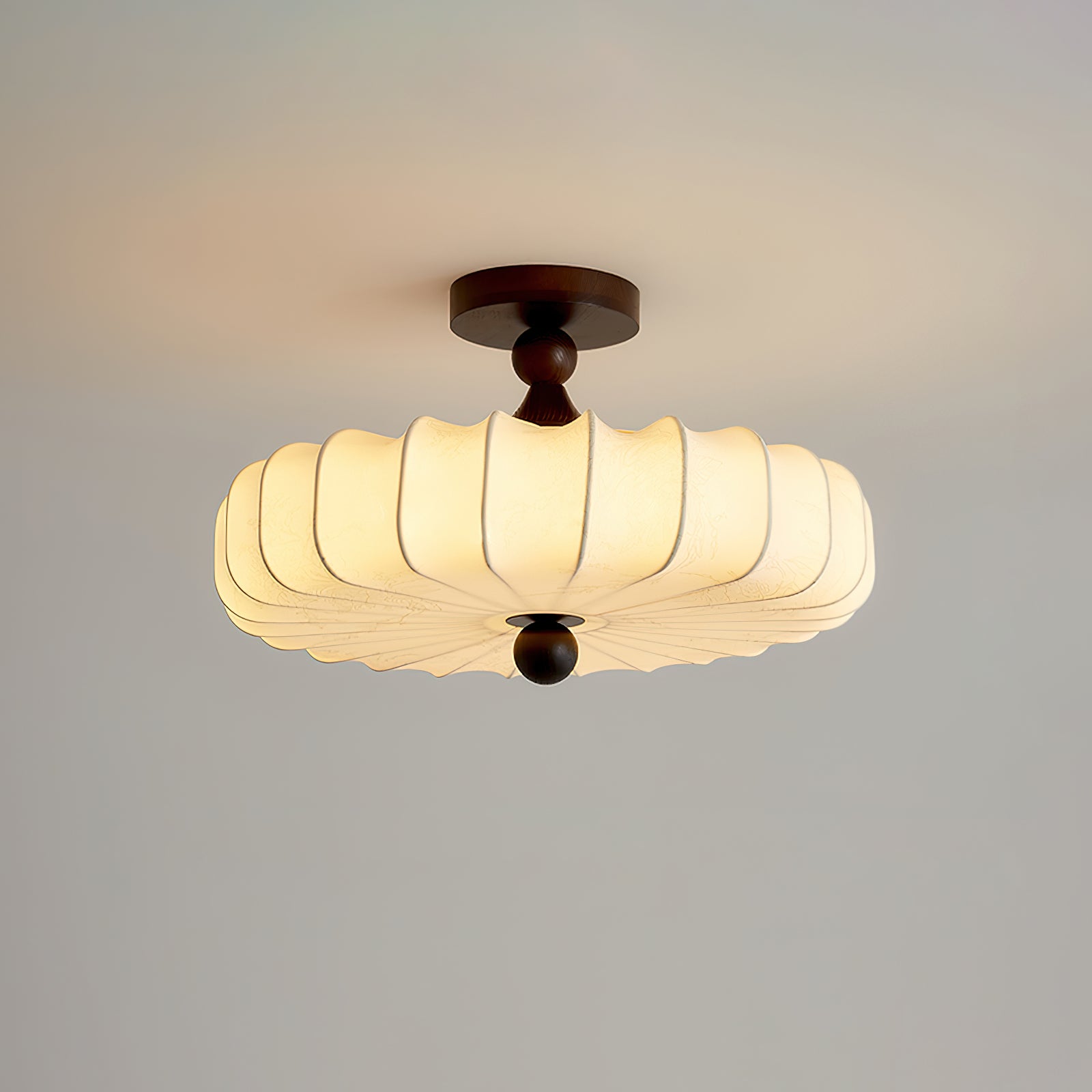Anela Plafondlamp Walnoot met Beige Gevlochten Kap – Retro Scandinavische Hanglamp met Geïntegreerde LED – Dimbare Plafondverlichting | Sansoti