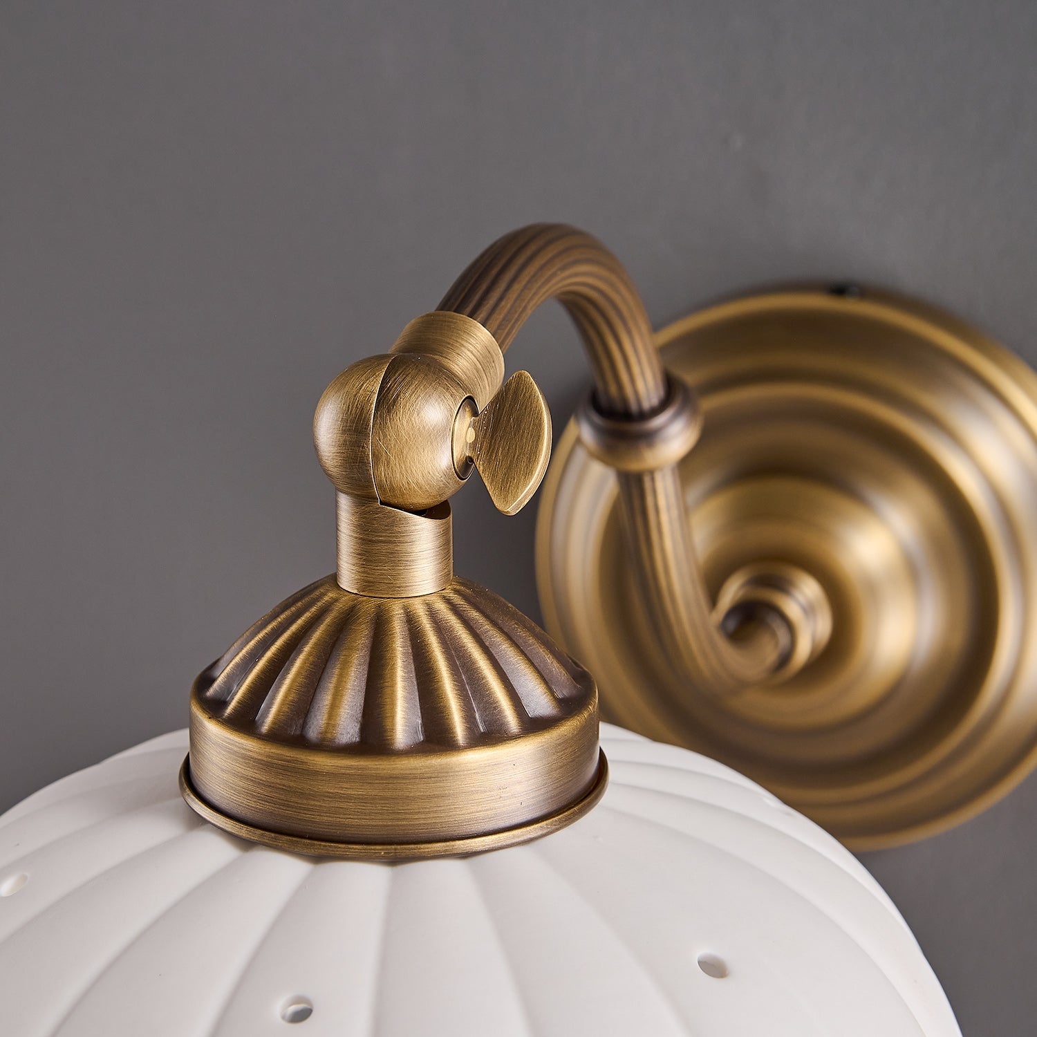 Keramische Wandlamp met Messing Armature | Vintage Victorian Stijl | Antique Brass Finish & Opengewerkte Kap | Sansoti