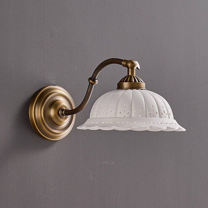 Keramische Wandlamp met Messing Armature | Vintage Victorian Stijl | Antique Brass Finish & Opengewerkte Kap | Sansoti