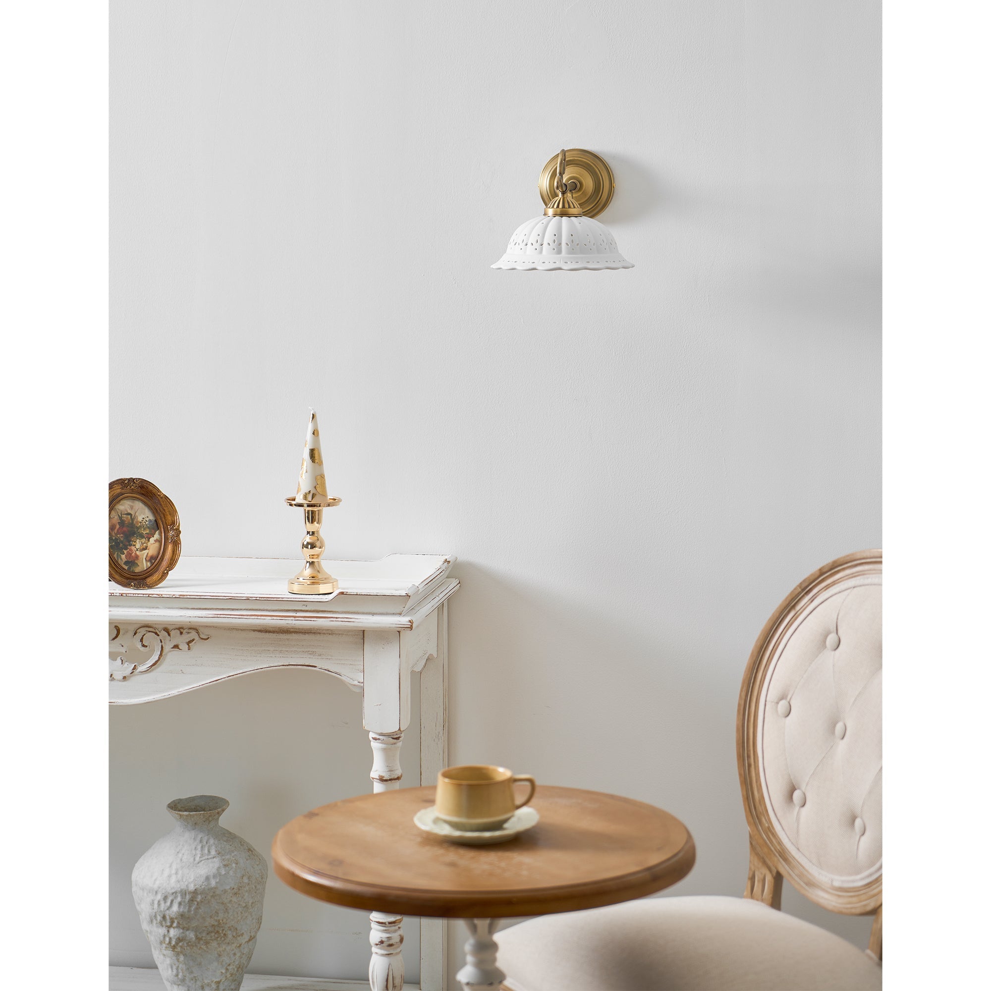 Keramische Wandlamp met Messing Armature | Vintage Victorian Stijl | Antique Brass Finish & Opengewerkte Kap | Sansoti