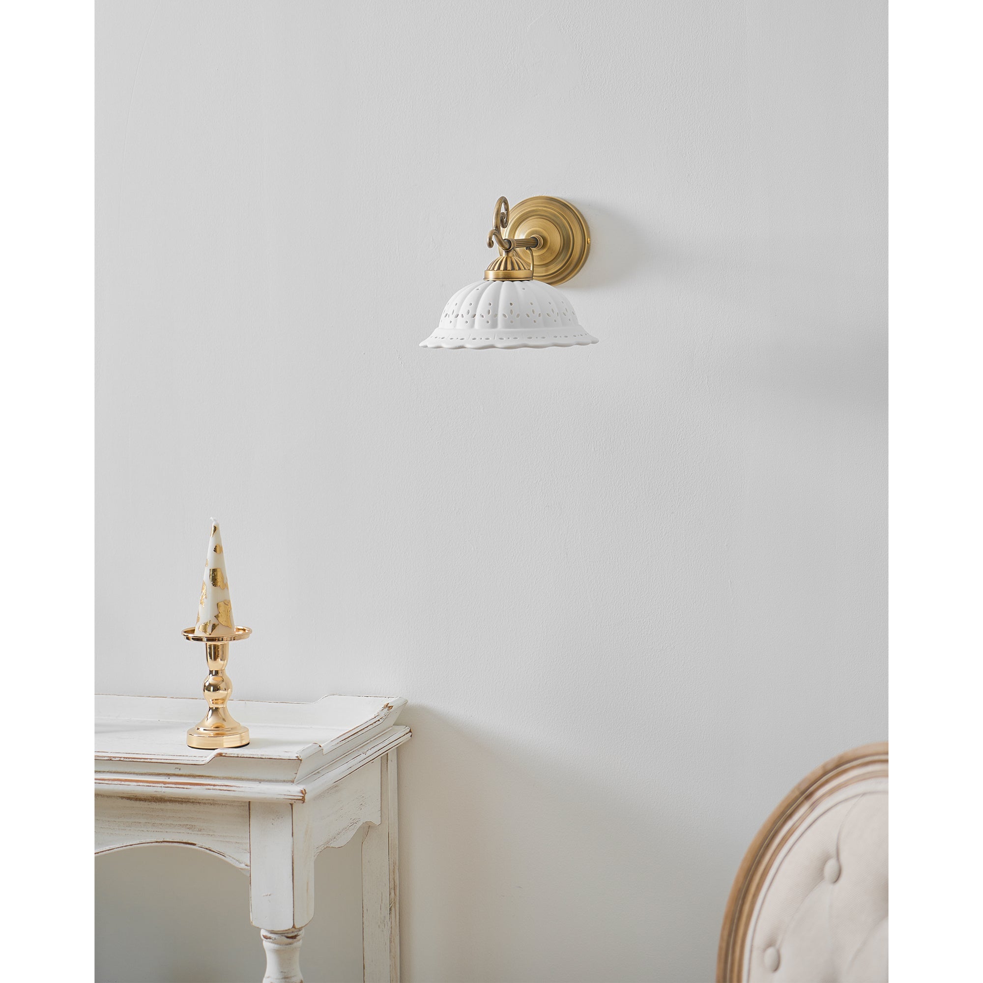 Keramische Wandlamp met Messing Armature | Vintage Victorian Stijl | Antique Brass Finish & Opengewerkte Kap | Sansoti