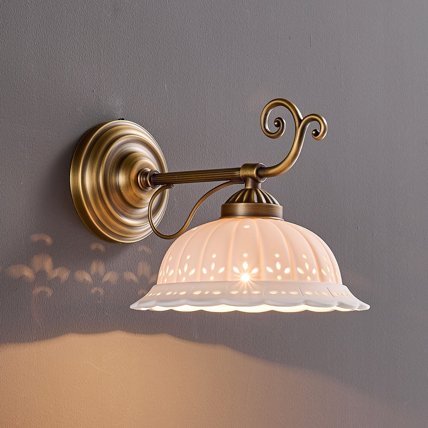 Keramische Wandlamp met Messing Armature | Vintage Victorian Stijl | Antique Brass Finish & Opengewerkte Kap | Sansoti