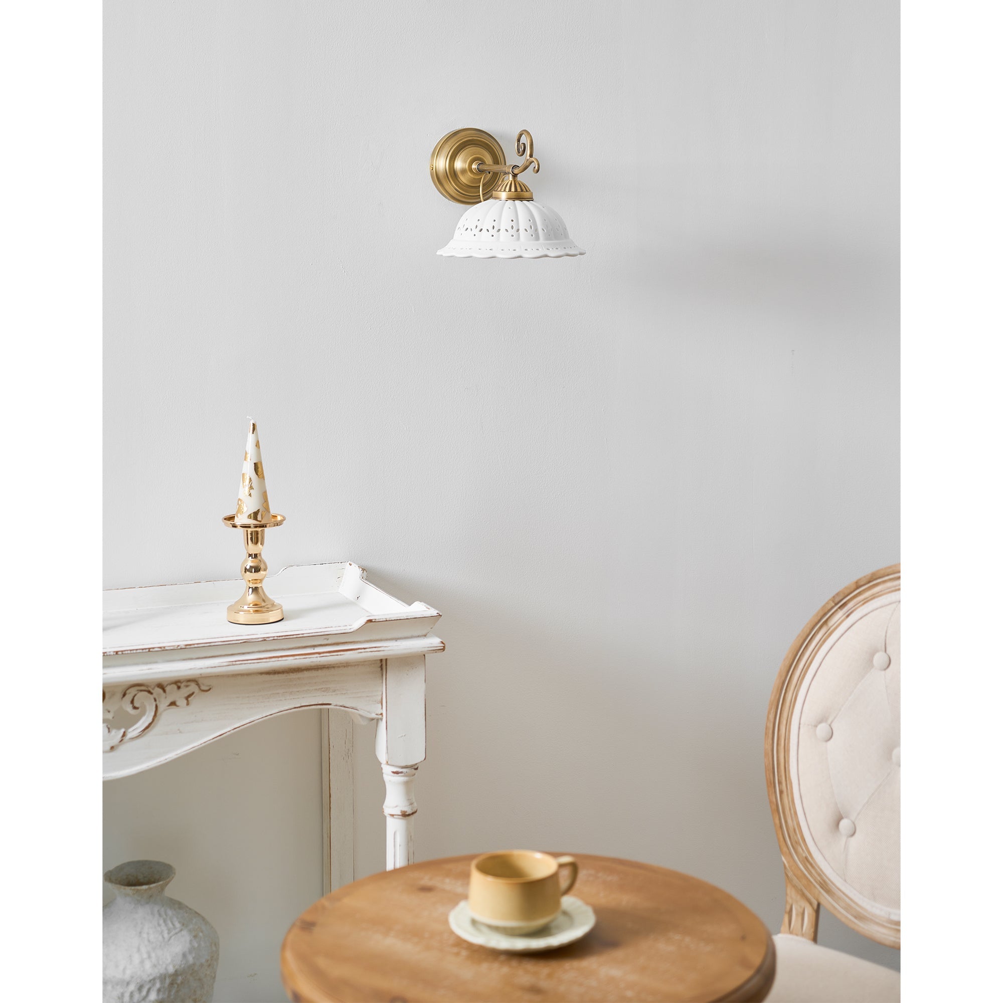 Keramische Wandlamp met Messing Armature | Vintage Victorian Stijl | Antique Brass Finish & Opengewerkte Kap | Sansoti