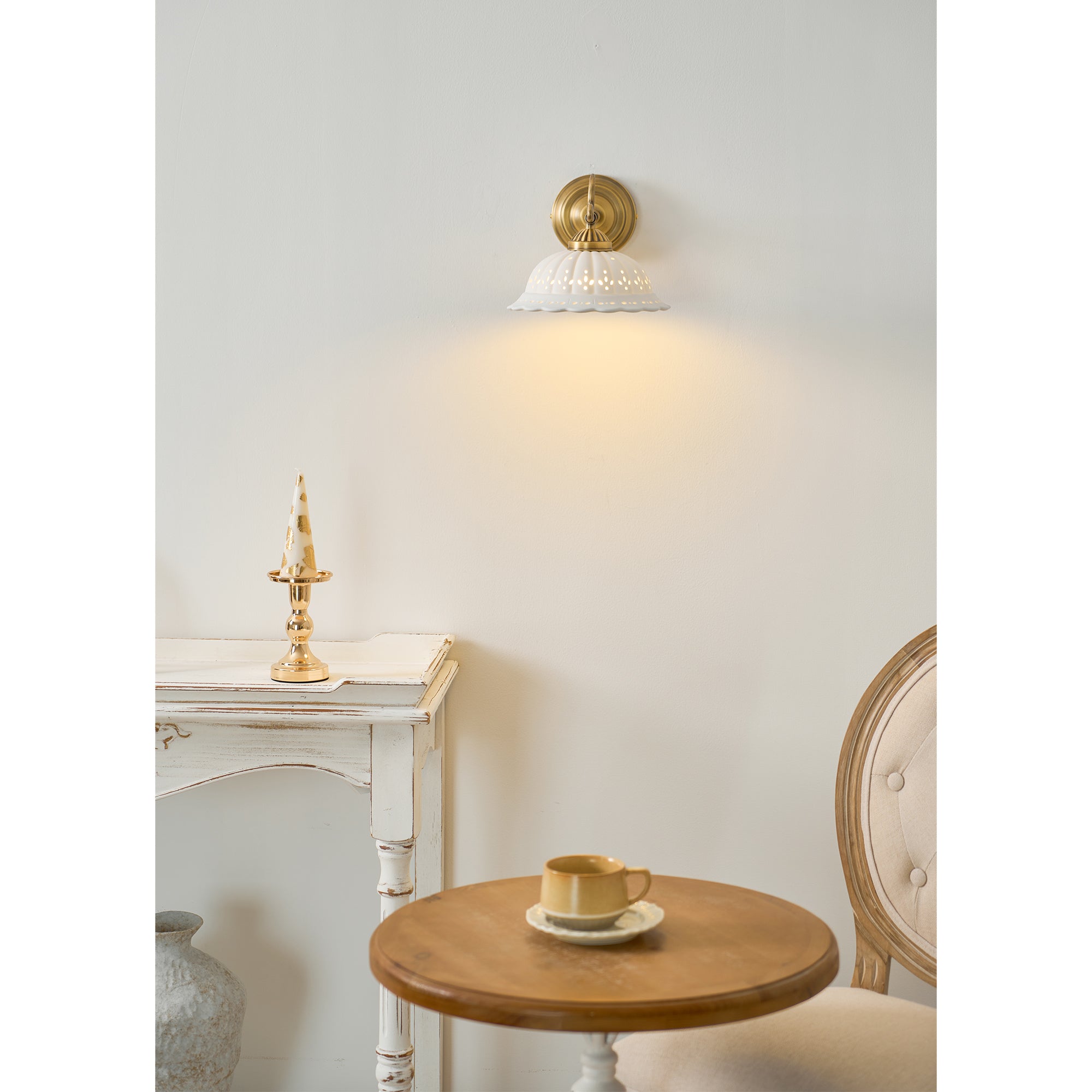 Keramische Wandlamp met Messing Armature | Vintage Victorian Stijl | Antique Brass Finish & Opengewerkte Kap | Sansoti