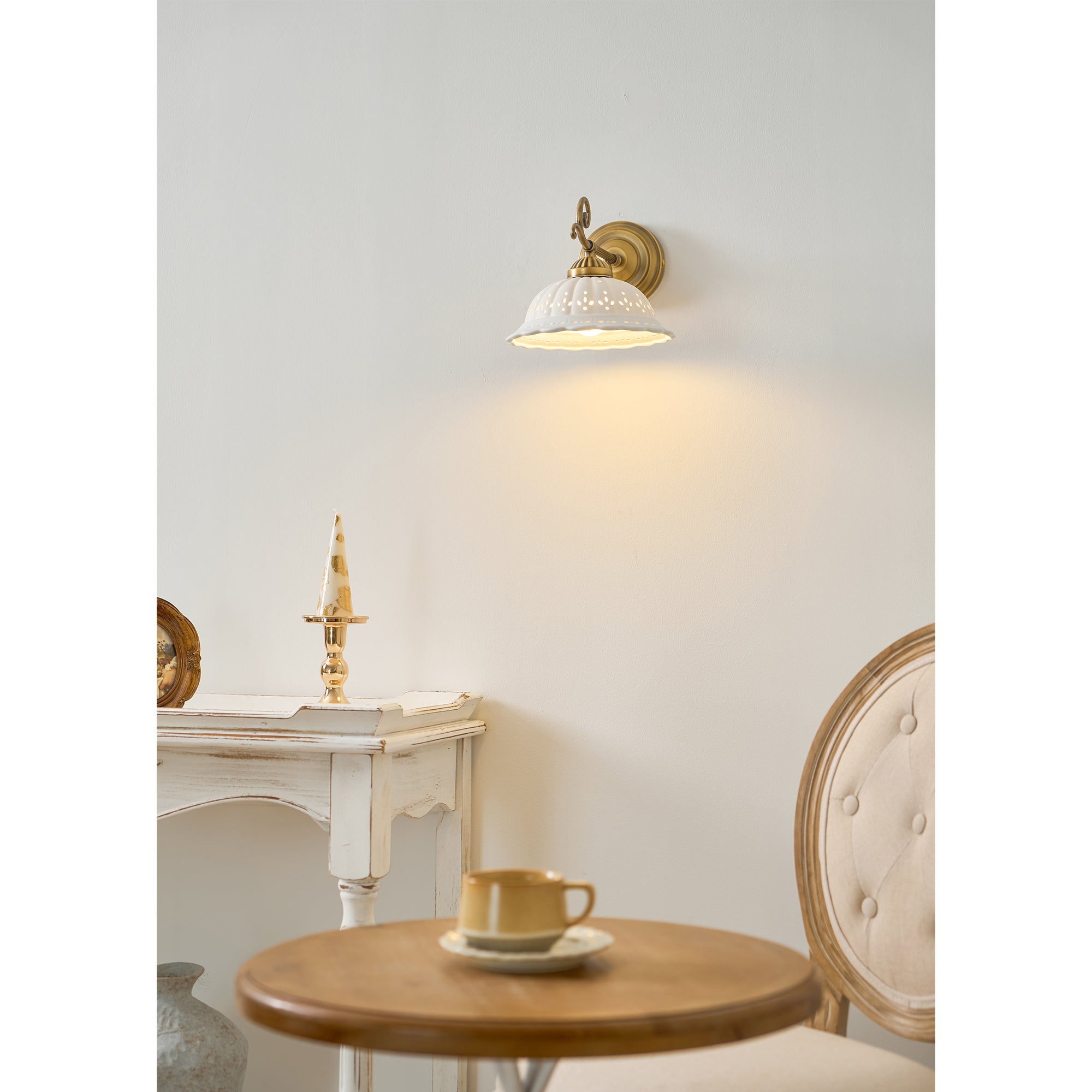 Keramische Wandlamp met Messing Armature | Vintage Victorian Stijl | Antique Brass Finish & Opengewerkte Kap | Sansoti