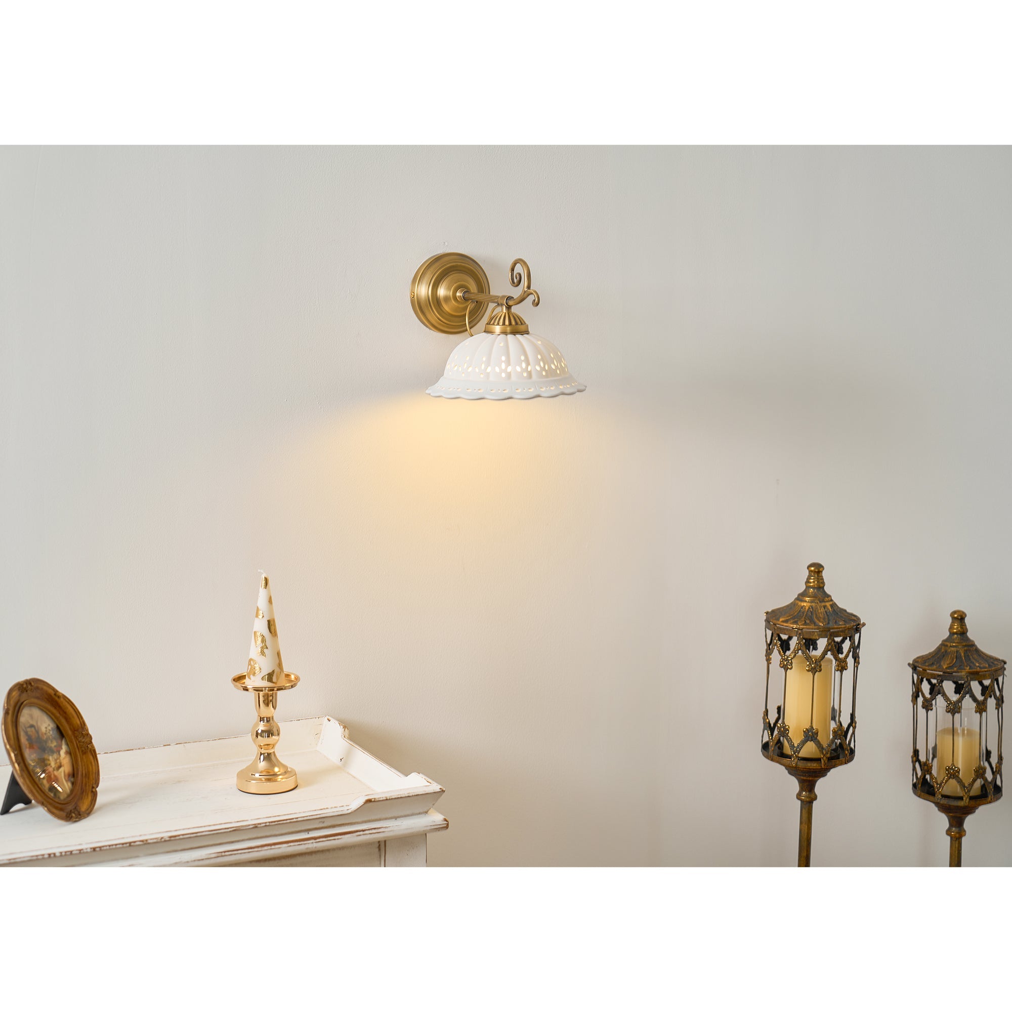 Keramische Wandlamp met Messing Armature | Vintage Victorian Stijl | Antique Brass Finish & Opengewerkte Kap | Sansoti