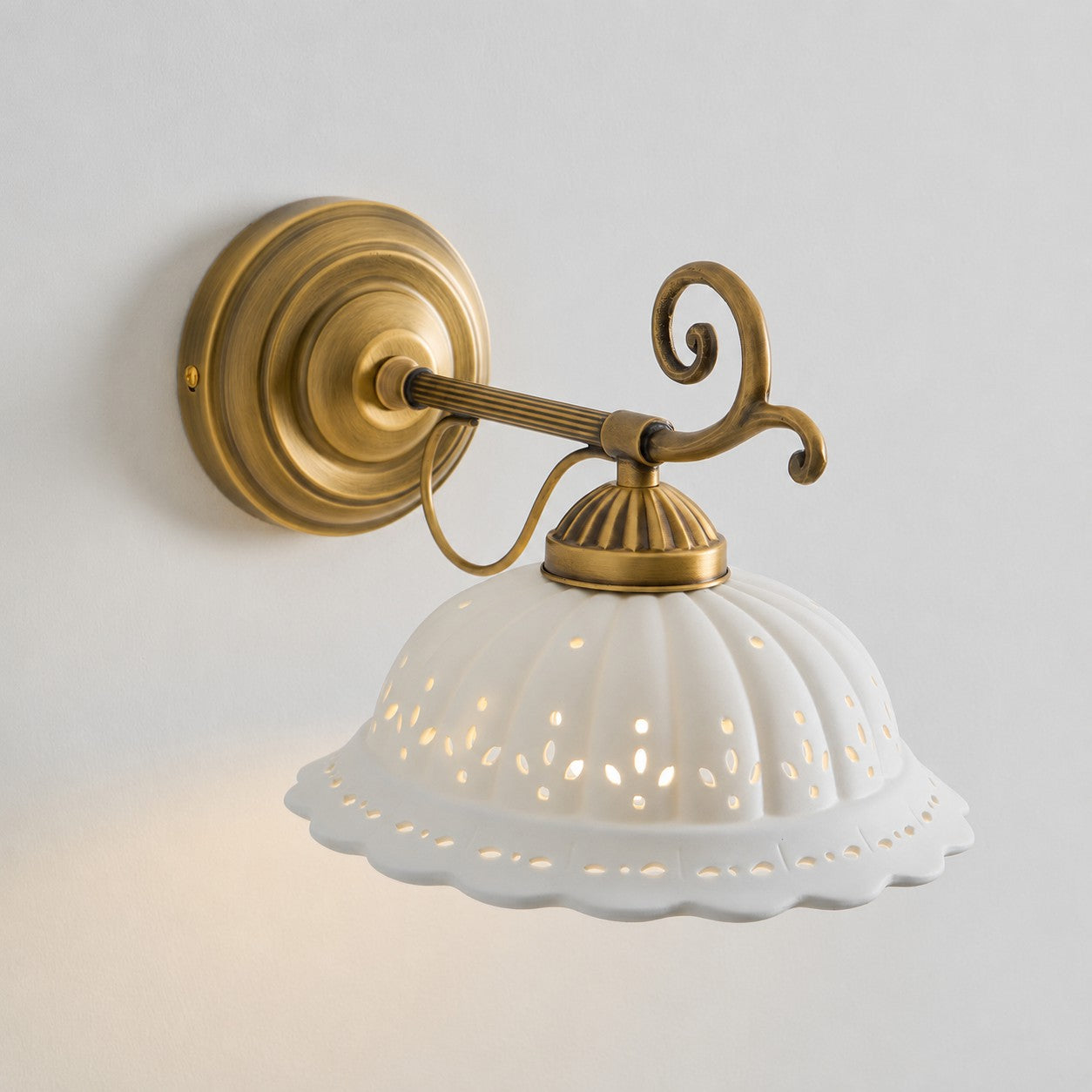 Keramische Wandlamp met Messing Armature | Vintage Victorian Stijl | Antique Brass Finish & Opengewerkte Kap | Sansoti