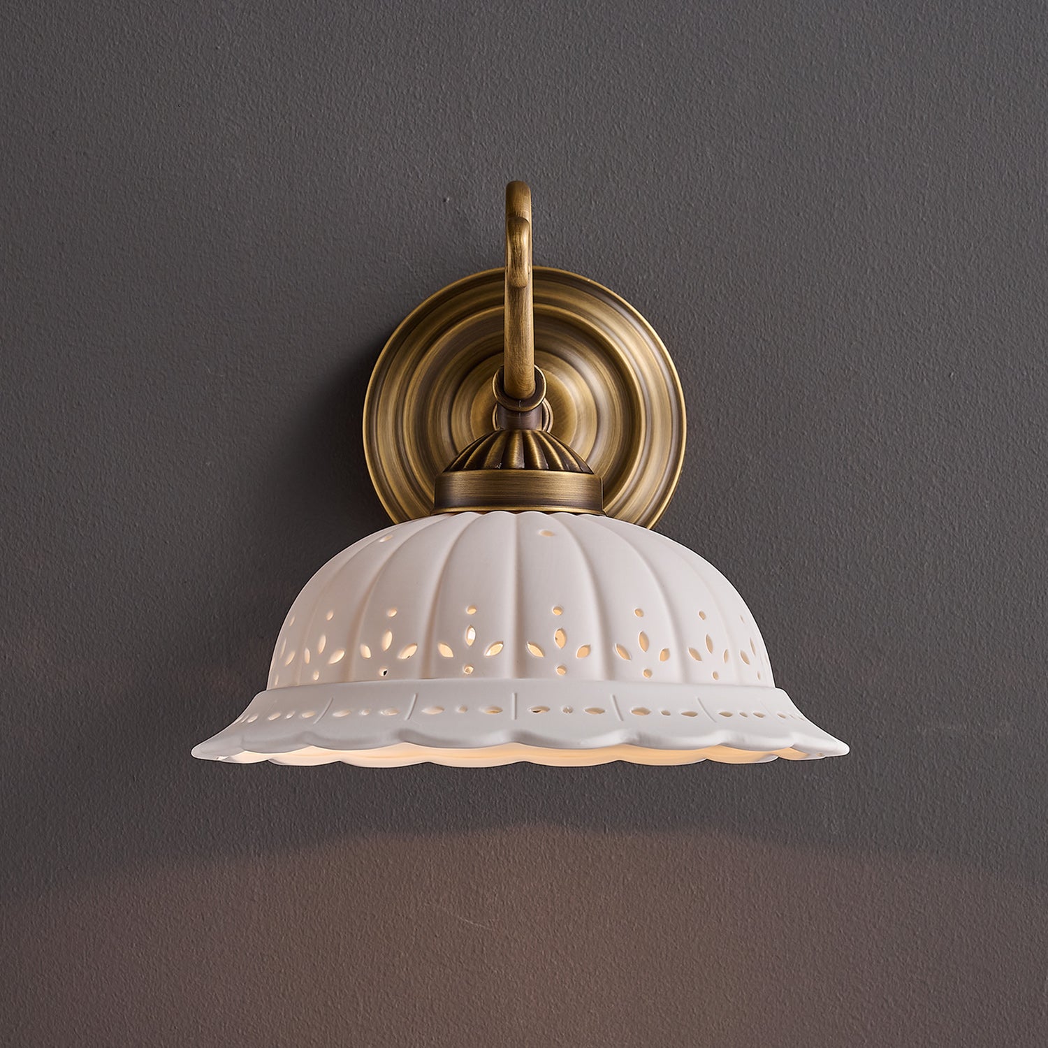 Keramische Wandlamp met Messing Armature | Vintage Victorian Stijl | Antique Brass Finish & Opengewerkte Kap | Sansoti