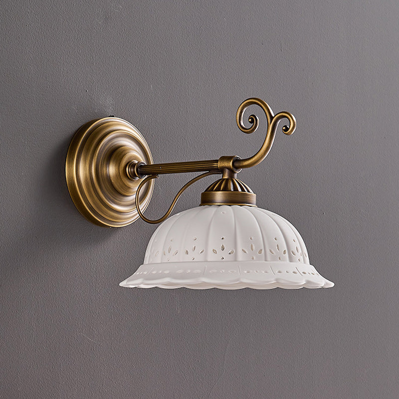 Keramische Wandlamp met Messing Armature | Vintage Victorian Stijl | Antique Brass Finish & Opengewerkte Kap | Sansoti