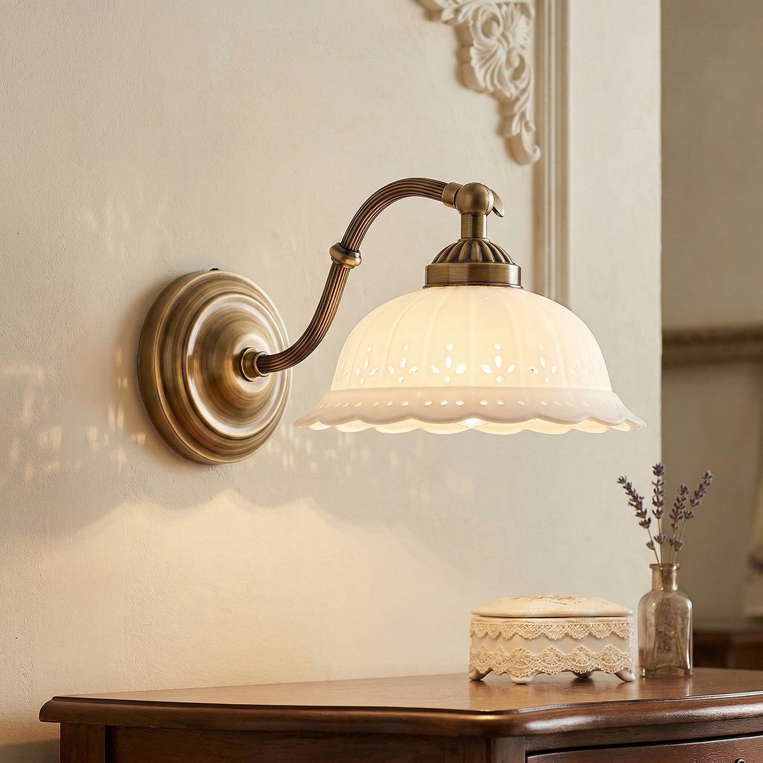 Keramische Wandlamp met Messing Armature | Vintage Victorian Stijl | Antique Brass Finish & Opengewerkte Kap | Sansoti