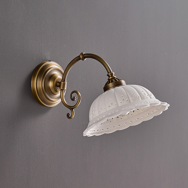 Keramische Wandlamp met Messing Armature | Vintage Victorian Stijl | Antique Brass Finish & Opengewerkte Kap | Sansoti