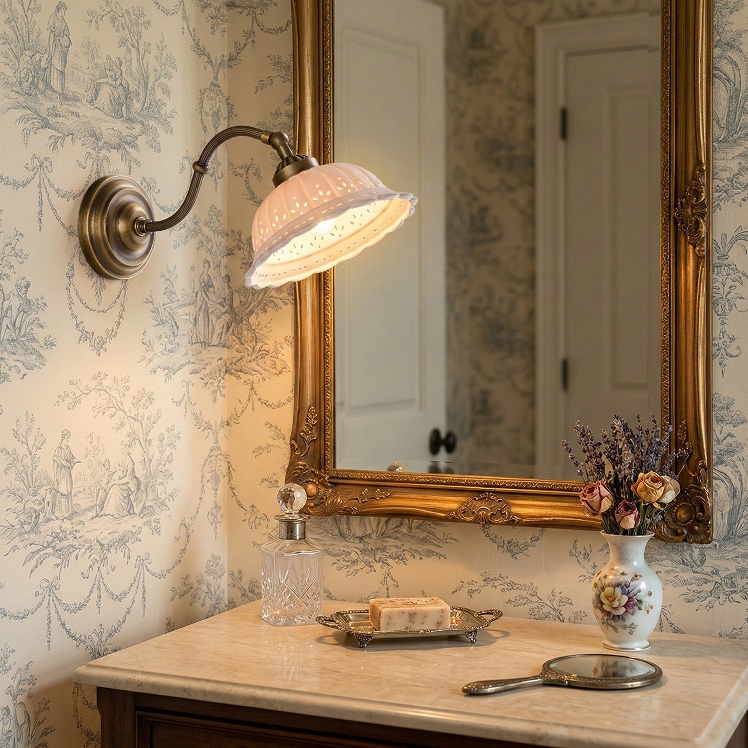 Keramische Wandlamp met Messing Armature | Vintage Victorian Stijl | Antique Brass Finish & Opengewerkte Kap | Sansoti