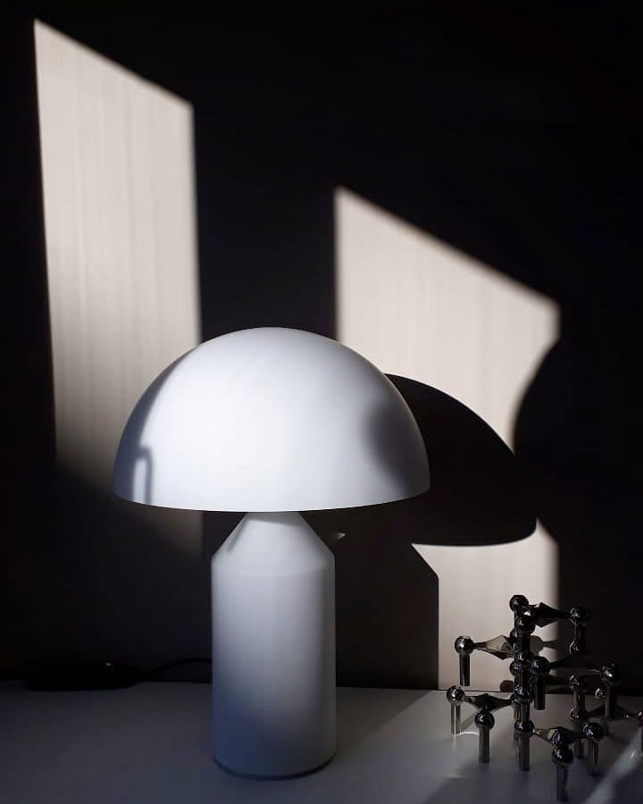 Metalen Tafellamp met Geometrische Vormen — Iconisch Italiaans Design in Twee Maten — Vijf Afwerkingen Verkrijgbaar | Sansoti