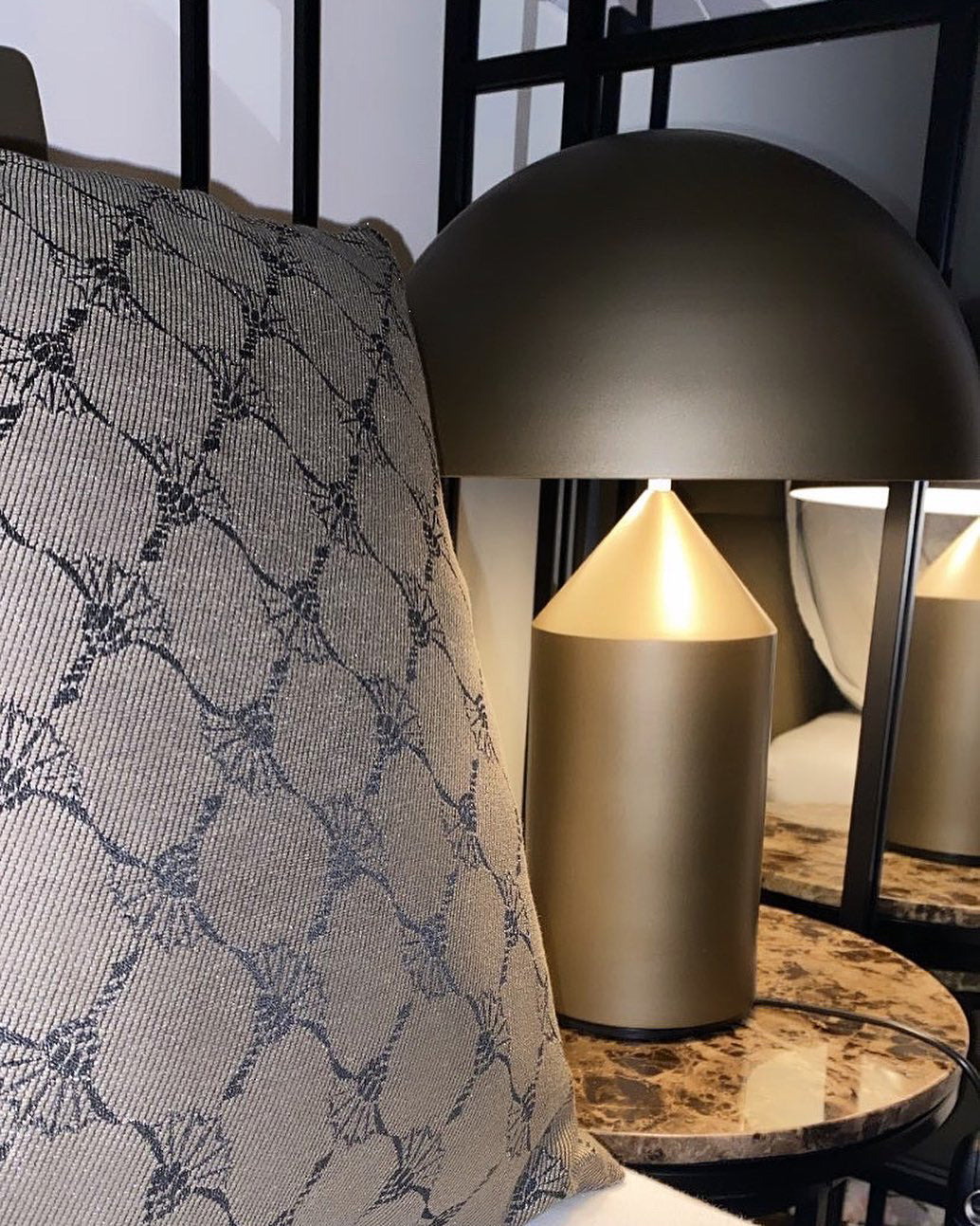 Metalen Tafellamp met Geometrische Vormen — Iconisch Italiaans Design in Twee Maten — Vijf Afwerkingen Verkrijgbaar | Sansoti