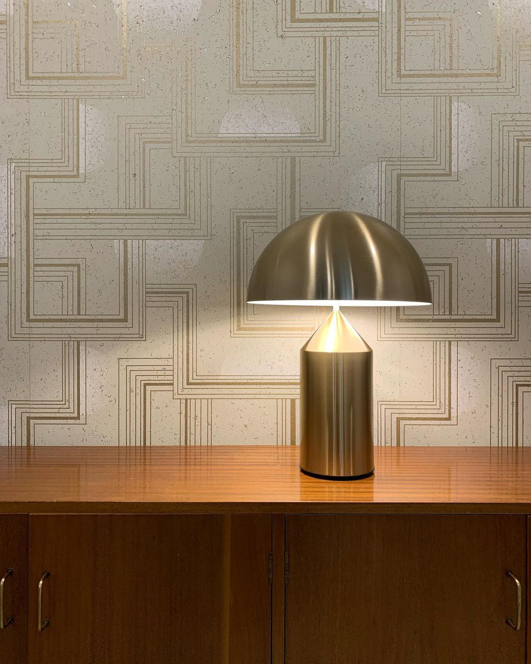 Metalen Tafellamp met Geometrische Vormen — Iconisch Italiaans Design in Twee Maten — Vijf Afwerkingen Verkrijgbaar | Sansoti