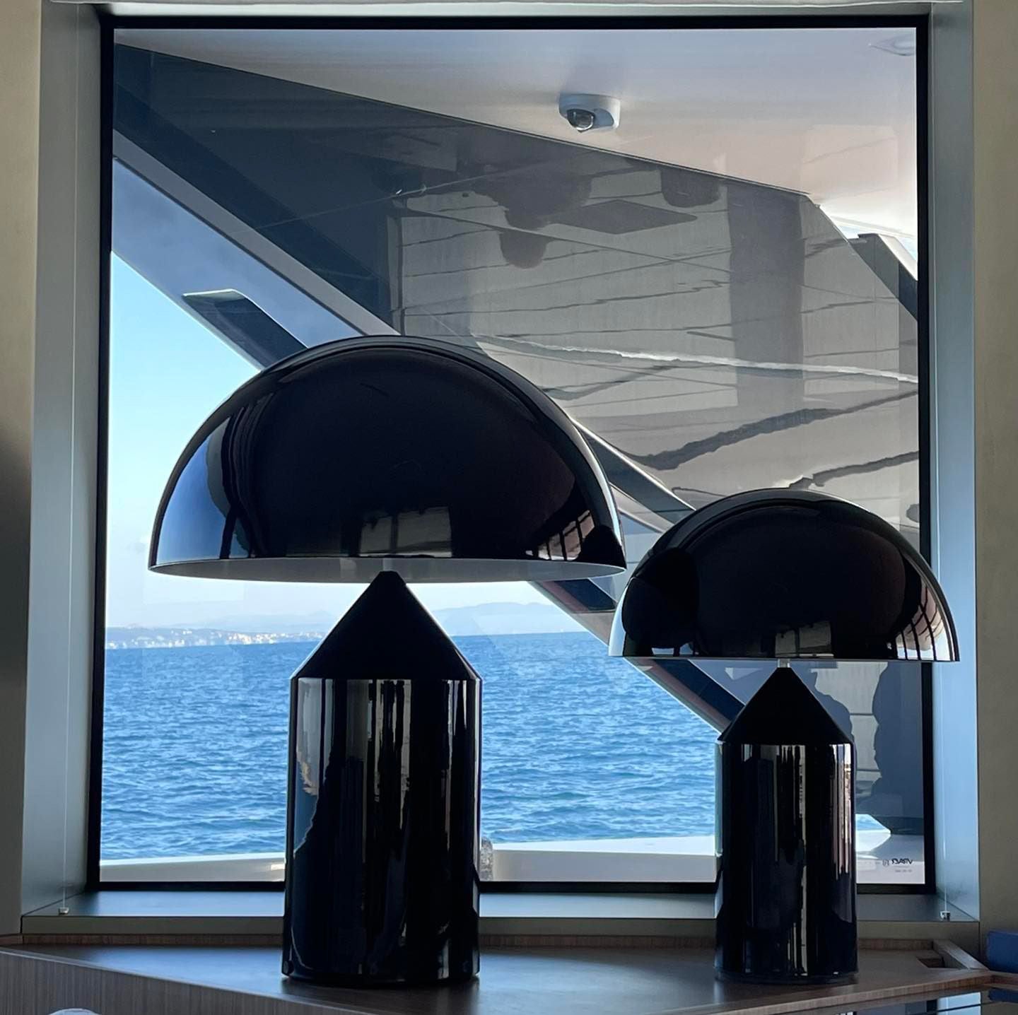 Metalen Tafellamp met Geometrische Vormen — Iconisch Italiaans Design in Twee Maten — Vijf Afwerkingen Verkrijgbaar | Sansoti