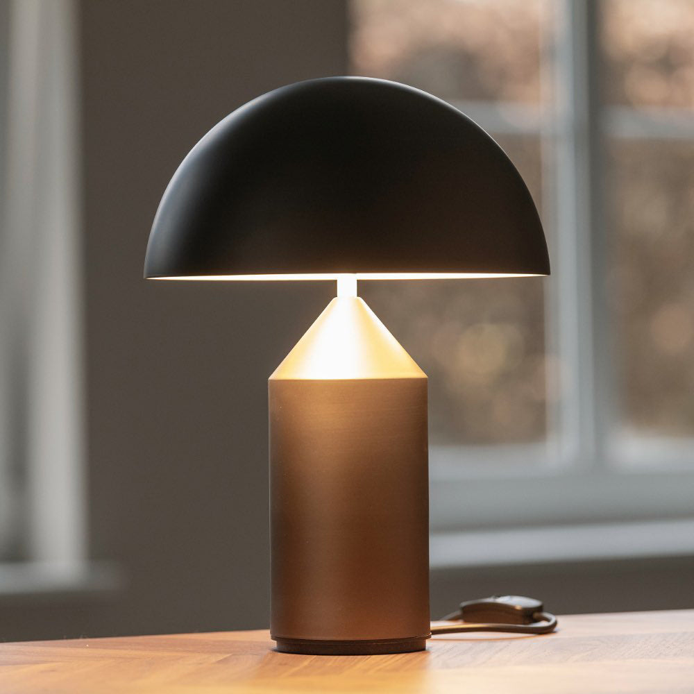 Metalen Tafellamp met Geometrische Vormen — Iconisch Italiaans Design in Twee Maten — Vijf Afwerkingen Verkrijgbaar | Sansoti