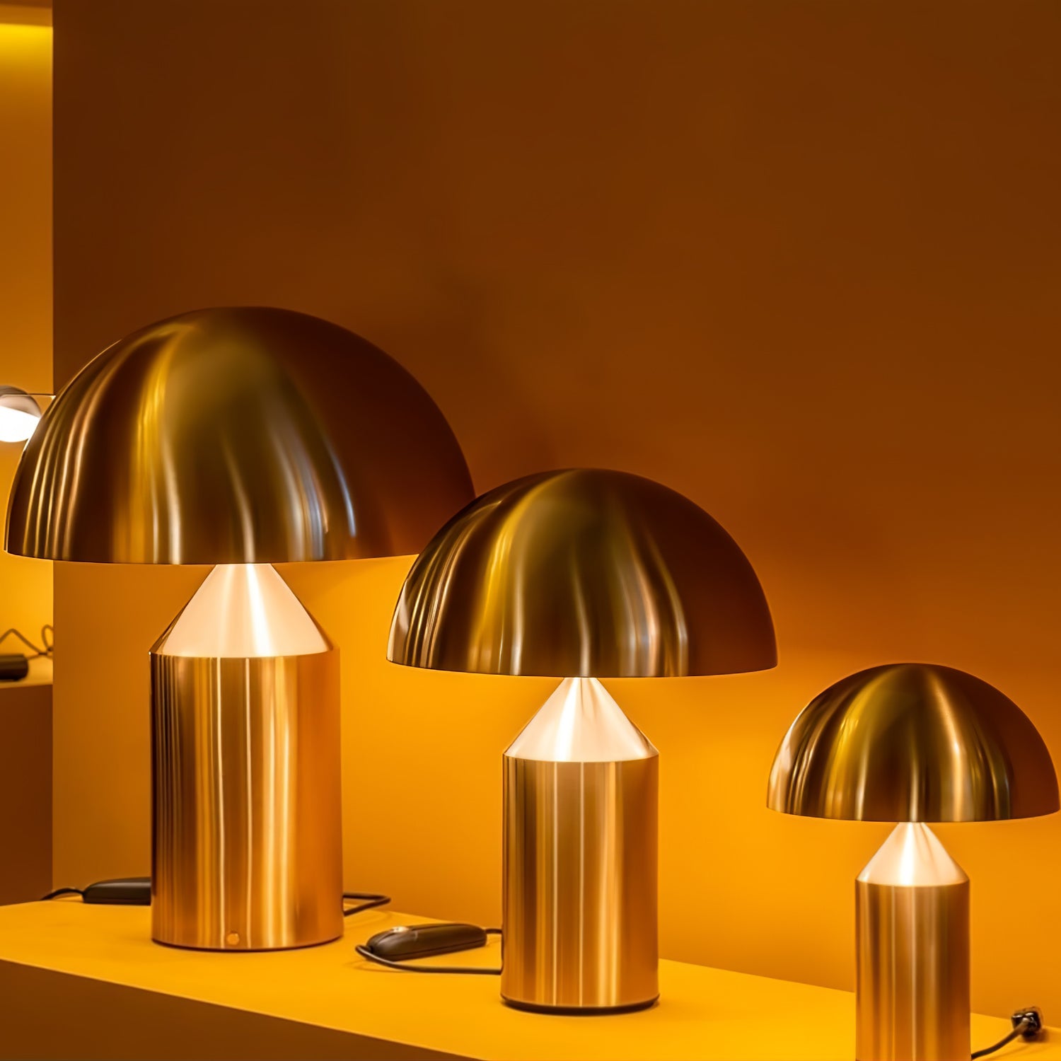 Metalen Tafellamp met Geometrische Vormen — Iconisch Italiaans Design in Twee Maten — Vijf Afwerkingen Verkrijgbaar | Sansoti