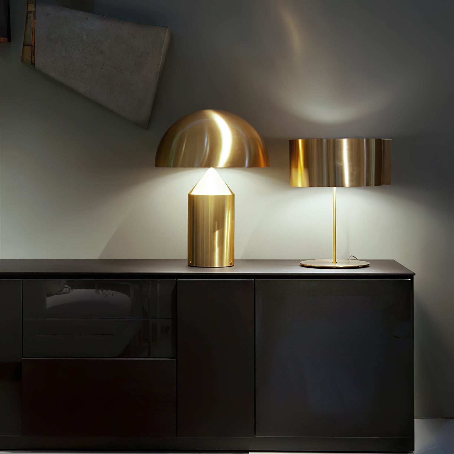 Metalen Tafellamp met Geometrische Vormen — Iconisch Italiaans Design in Twee Maten — Vijf Afwerkingen Verkrijgbaar | Sansoti