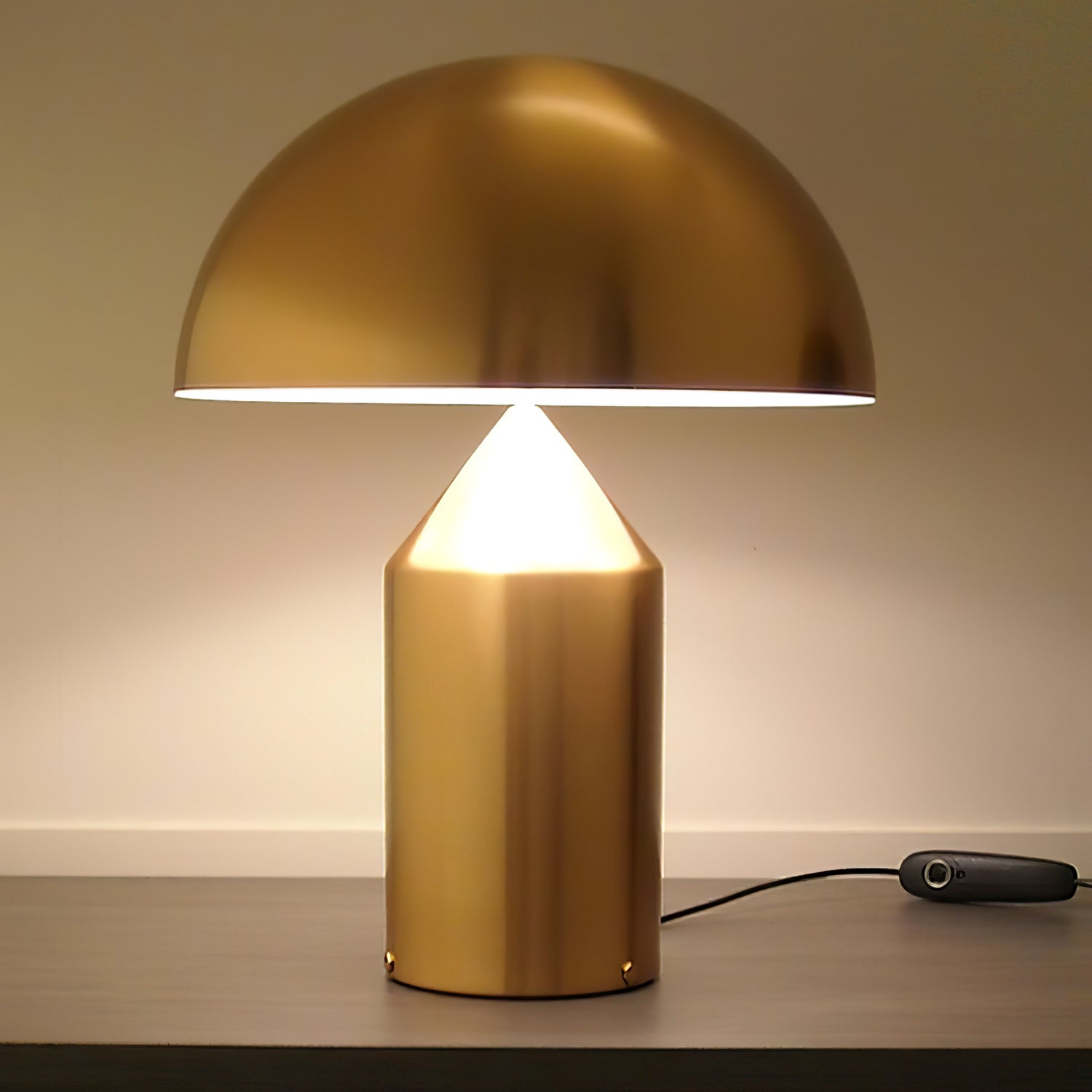 Metalen Tafellamp met Geometrische Vormen — Iconisch Italiaans Design in Twee Maten — Vijf Afwerkingen Verkrijgbaar | Sansoti