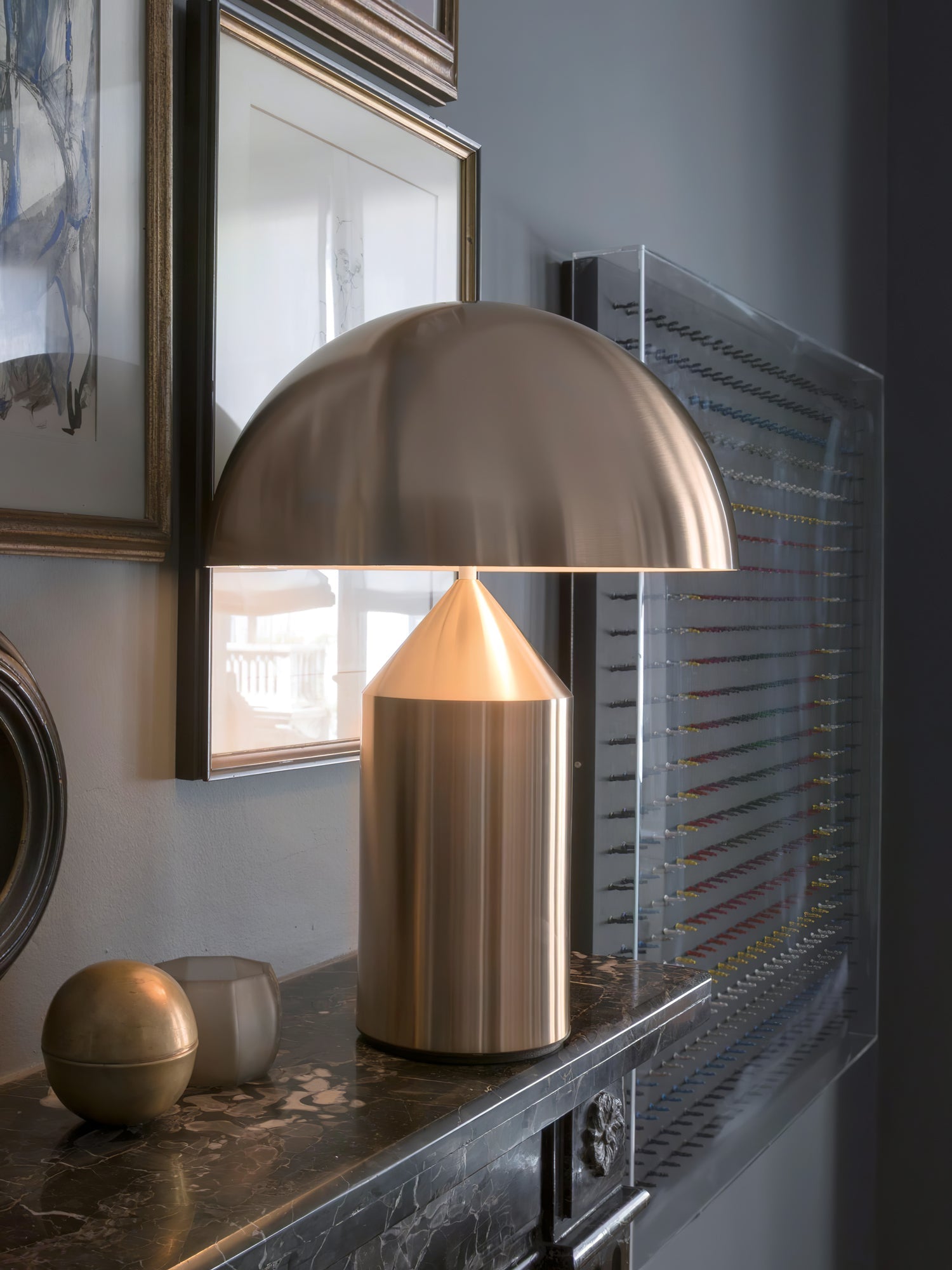 Metalen Tafellamp met Geometrische Vormen — Iconisch Italiaans Design in Twee Maten — Vijf Afwerkingen Verkrijgbaar | Sansoti