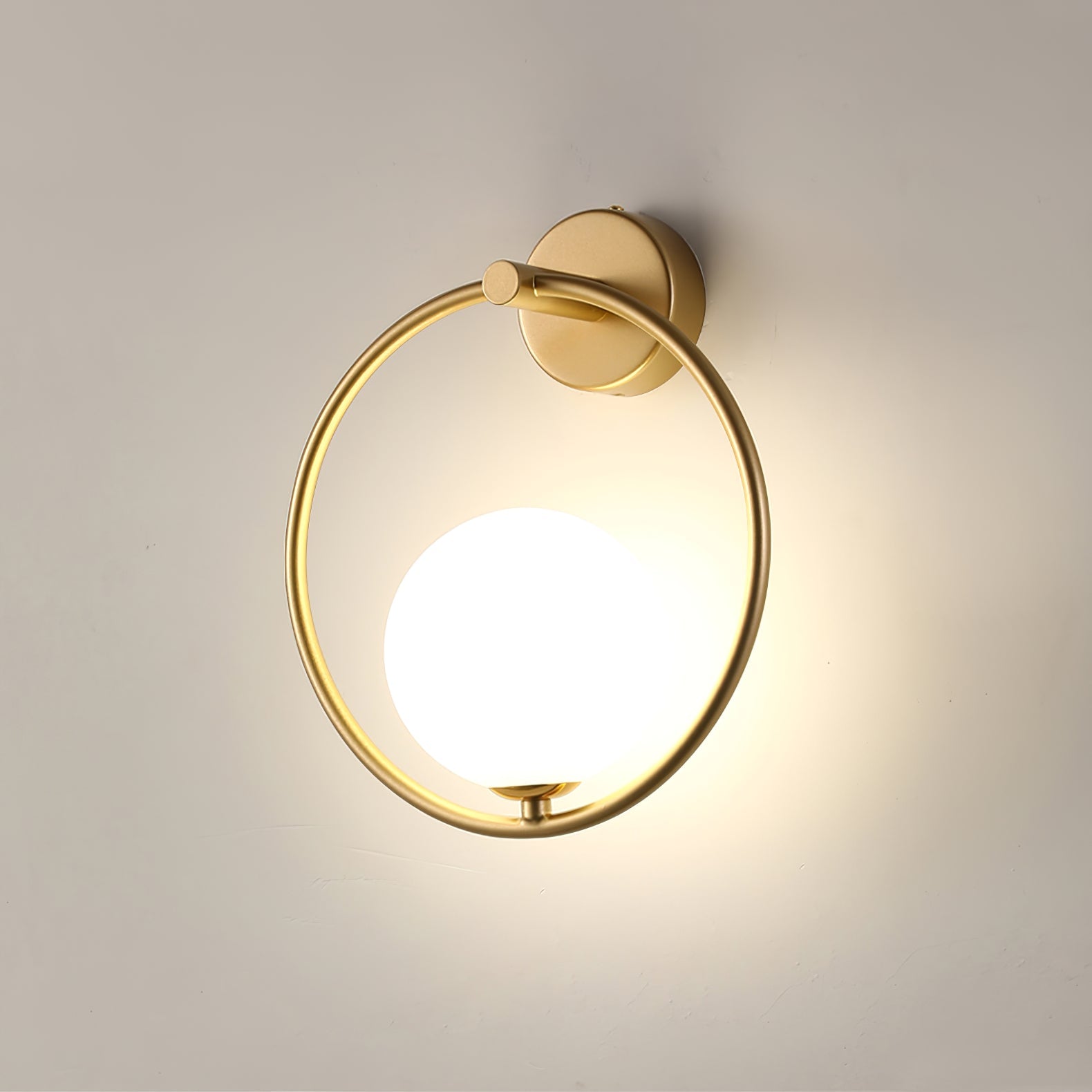 Design Wandlamp Goud Wit Glas Sfeerlicht Modern Interieur Woonaccessoires Stijlvolle Verlichting | Sansoti