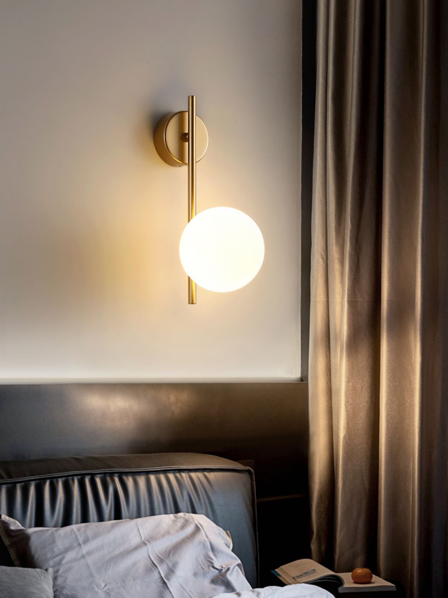 Design Wandlamp Goud Wit Glas Sfeerlicht Modern Interieur Woonaccessoires Stijlvolle Verlichting | Sansoti