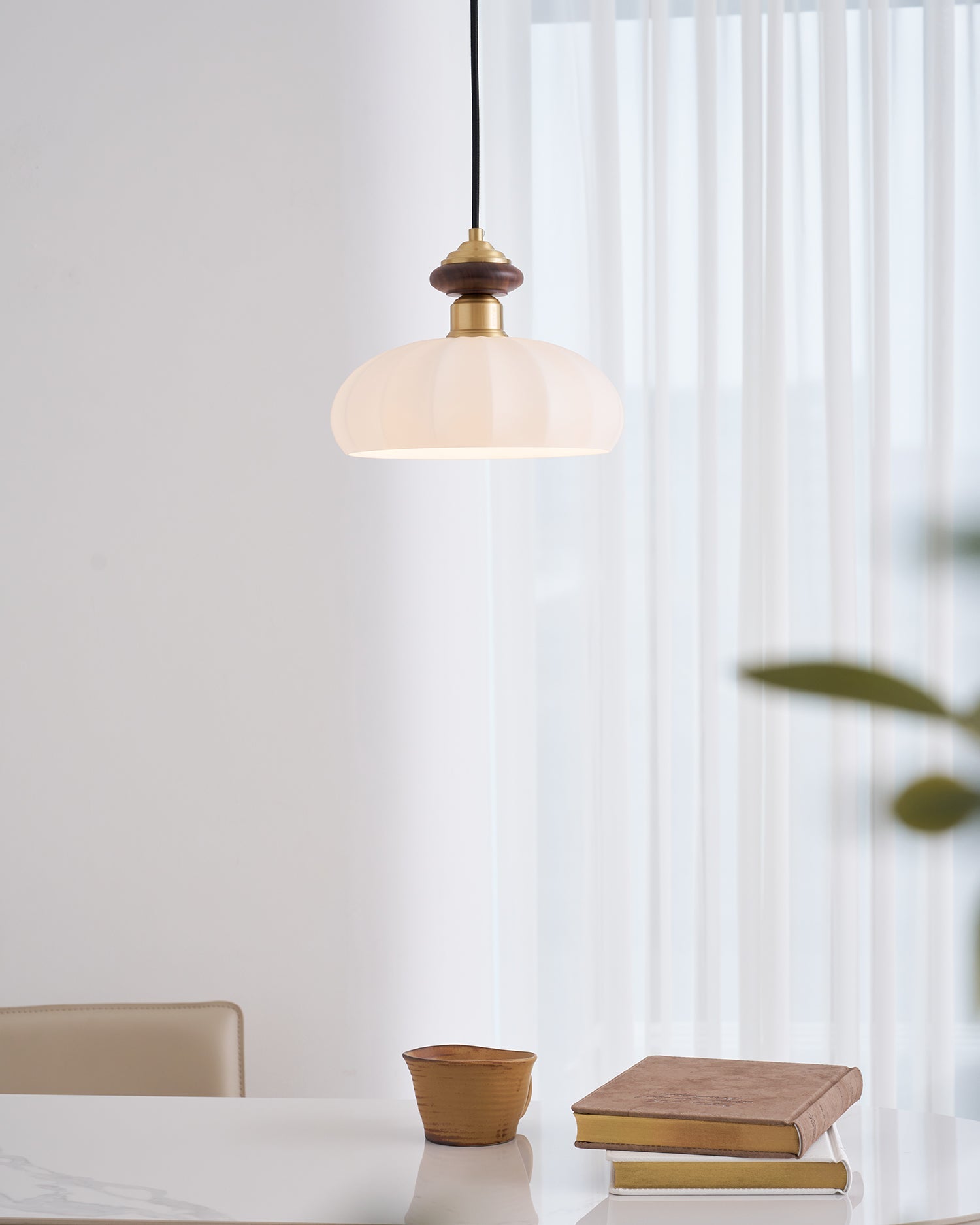 Glazen Hanglamp Bailey met Walnoten Houten Top | Retro Vintage Verlichting Koper Messing | Keukeneiland Eettafel Ontbijthoek | Eetkamer Hanglampen Glas | Skandinavisch Interieur | Sansoti