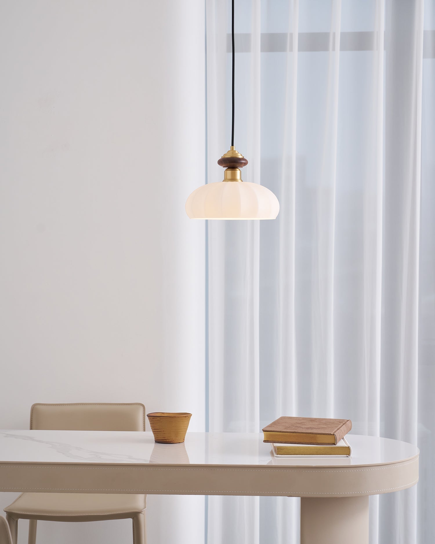Glazen Hanglamp Bailey met Walnoten Houten Top | Retro Vintage Verlichting Koper Messing | Keukeneiland Eettafel Ontbijthoek | Eetkamer Hanglampen Glas | Skandinavisch Interieur | Sansoti