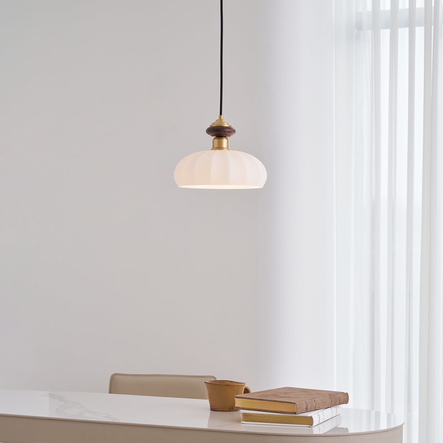 Glazen Hanglamp Bailey met Walnoten Houten Top | Retro Vintage Verlichting Koper Messing | Keukeneiland Eettafel Ontbijthoek | Eetkamer Hanglampen Glas | Skandinavisch Interieur | Sansoti