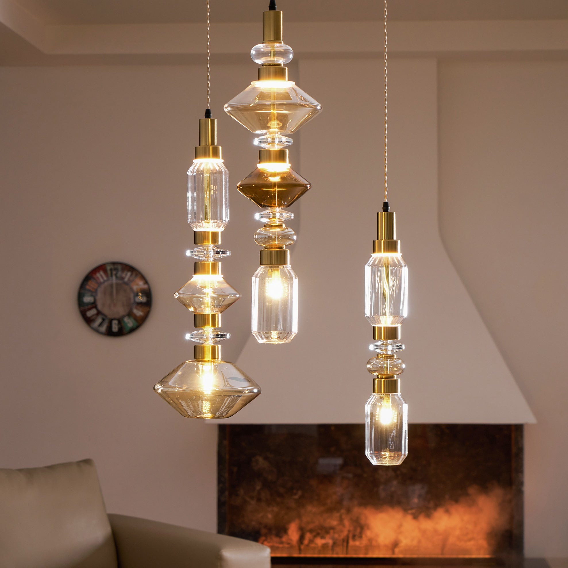 Glazen Hanglamp met Koperen Afwerking en Elegante Bolvorm voor Woonkamer en Eetkamer | Sansoti