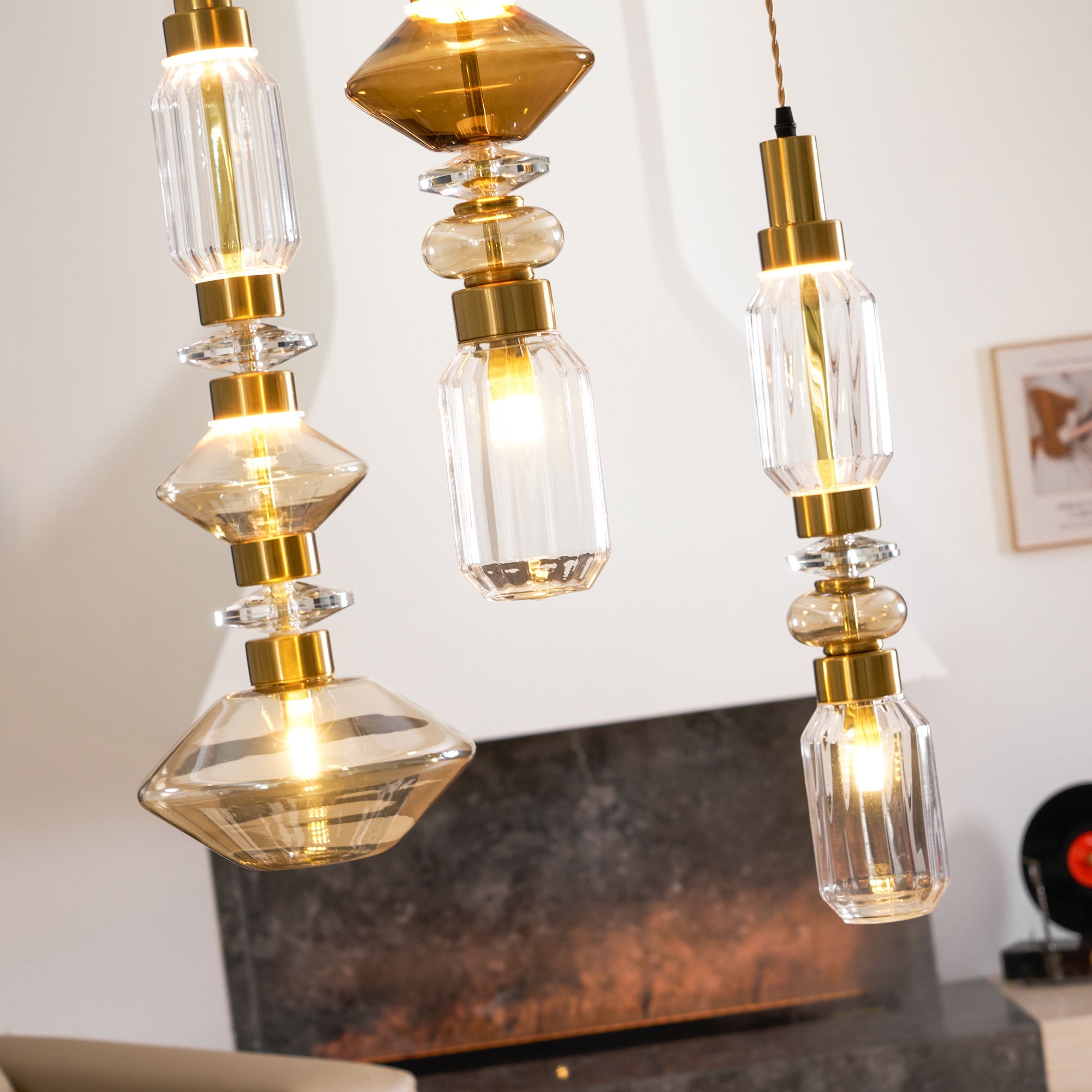 Glazen Hanglamp met Koperen Afwerking en Elegante Bolvorm voor Woonkamer en Eetkamer | Sansoti