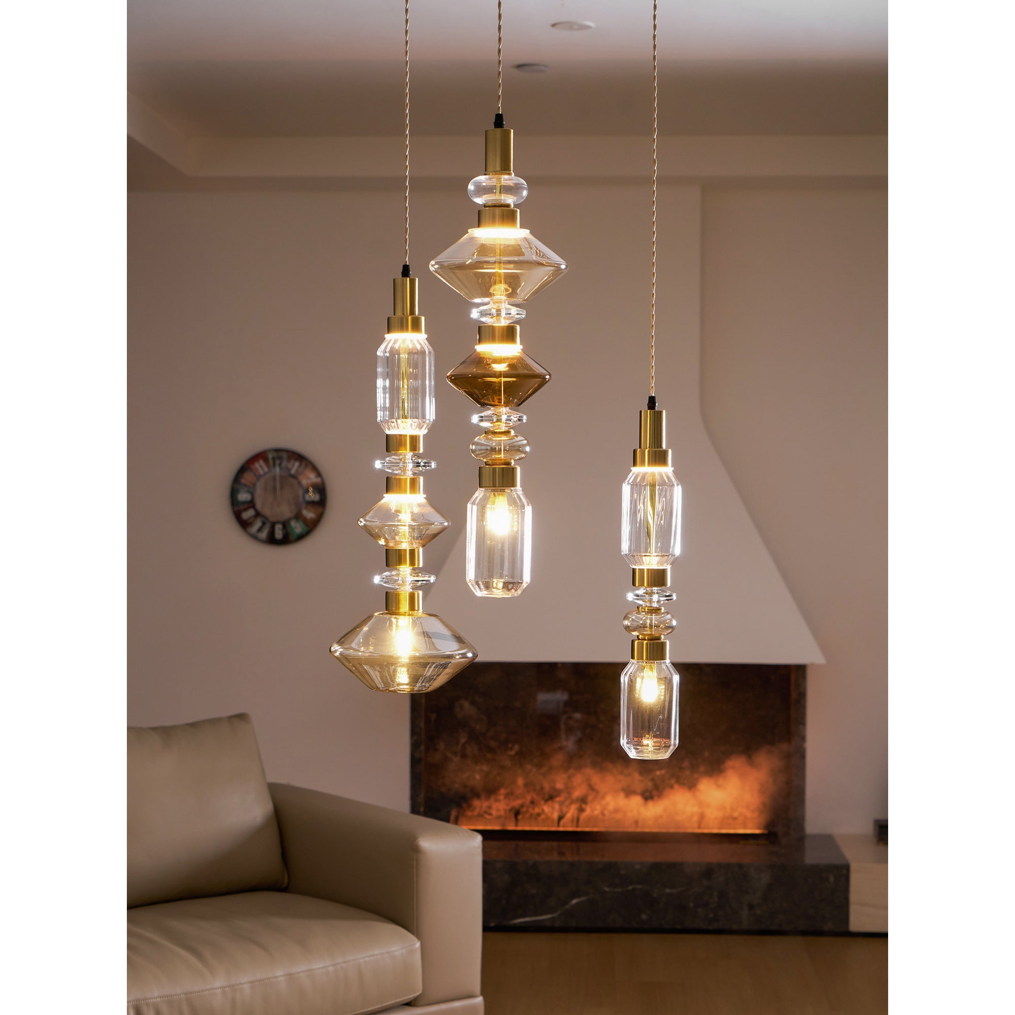 Glazen Hanglamp met Koperen Afwerking en Elegante Bolvorm voor Woonkamer en Eetkamer | Sansoti