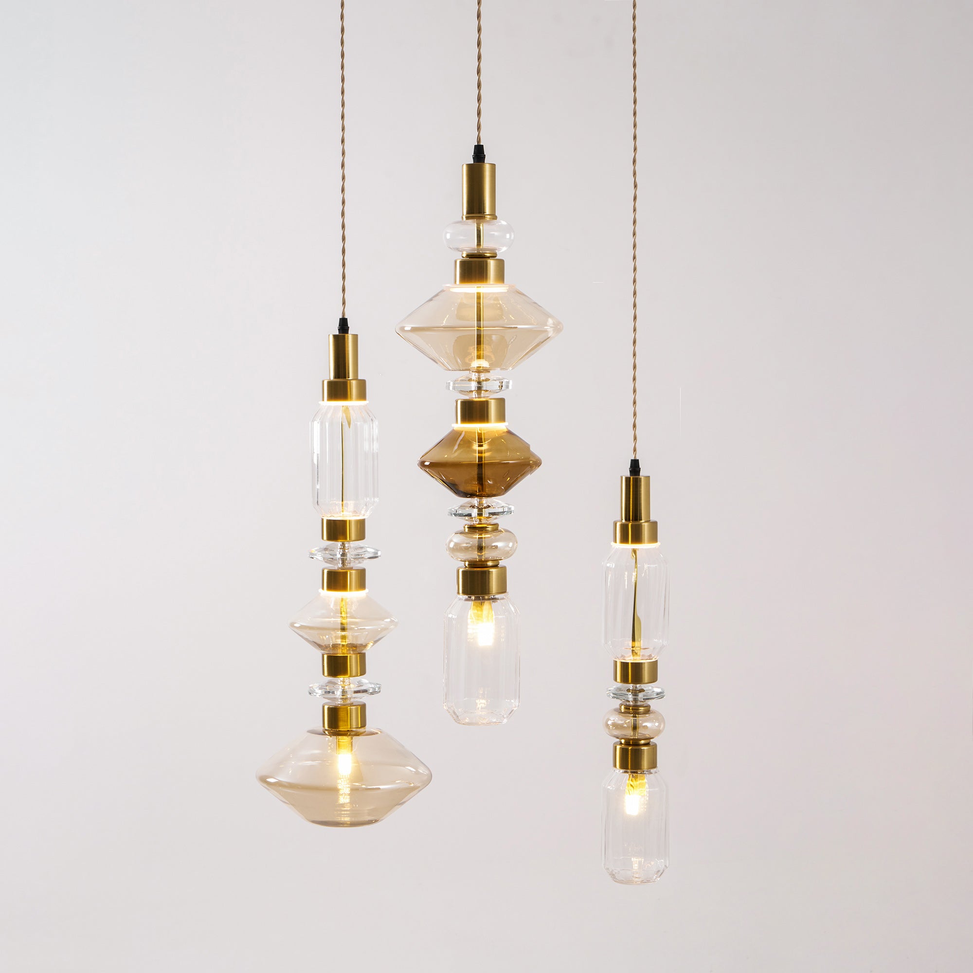 Glazen Hanglamp met Koperen Afwerking en Elegante Bolvorm voor Woonkamer en Eetkamer | Sansoti
