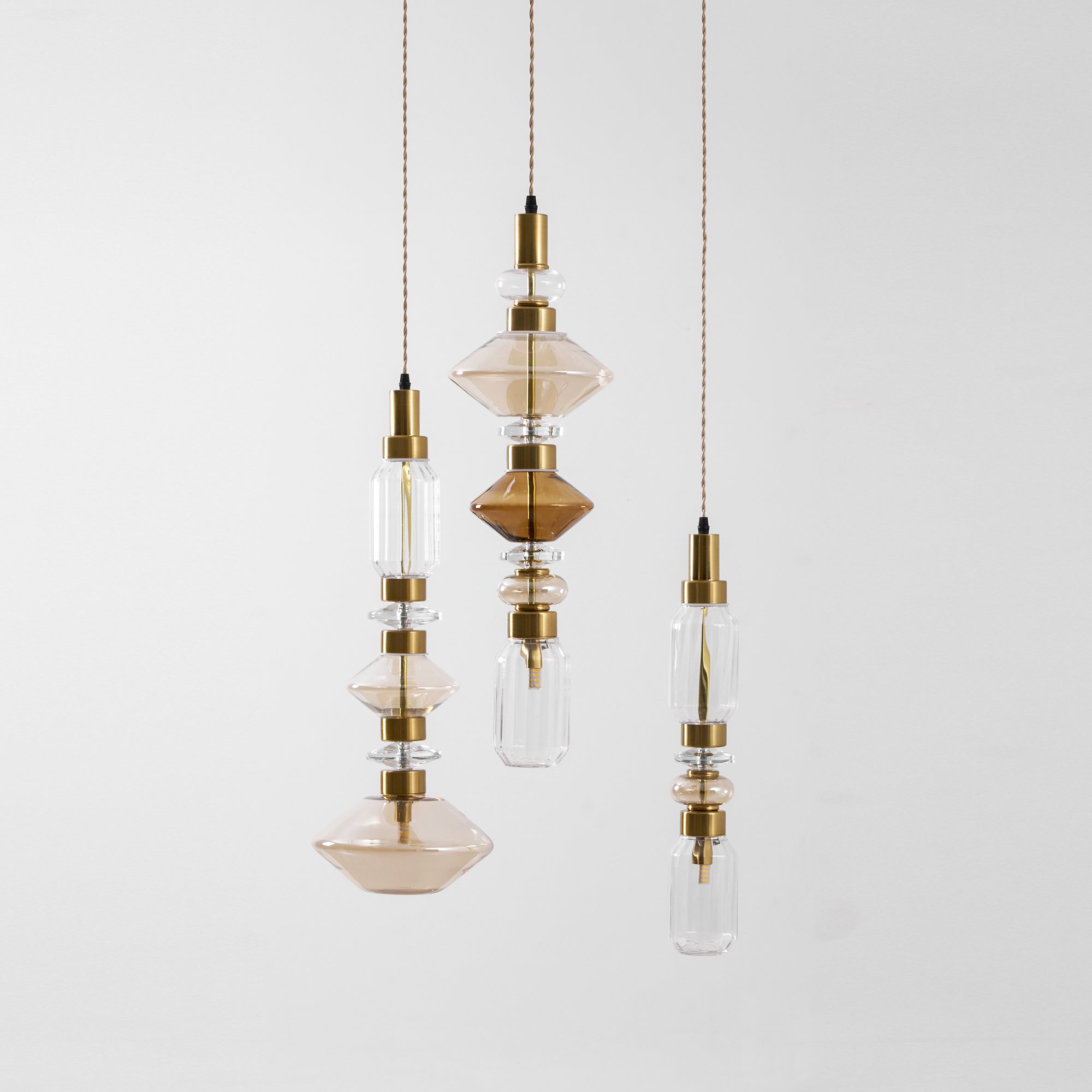 Glazen Hanglamp met Koperen Afwerking en Elegante Bolvorm voor Woonkamer en Eetkamer | Sansoti