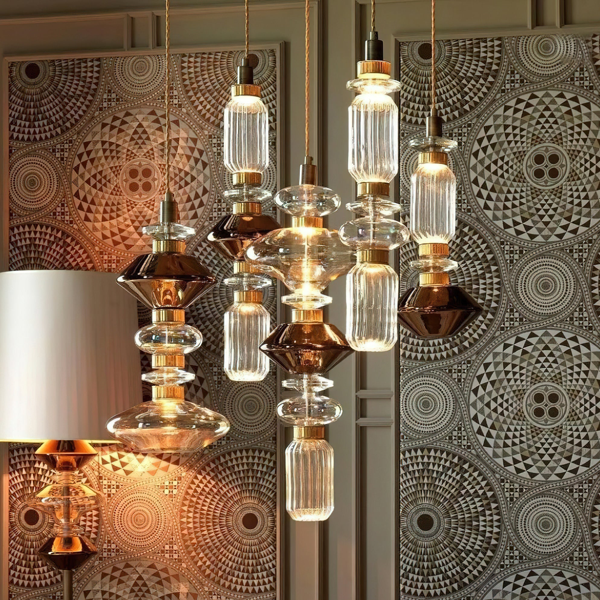 Glazen Hanglamp met Koperen Afwerking en Elegante Bolvorm voor Woonkamer en Eetkamer | Sansoti