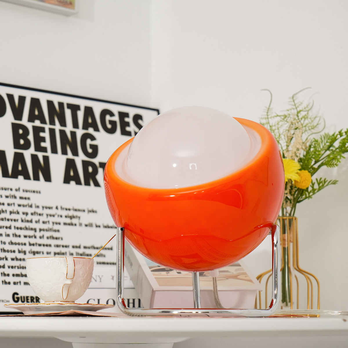 Mid-Century Tafellamp met Gekleurde Glazen Bol en Roestvrij Stalen Voet – Retro Design Verlichting voor Slaapkamer en Woonkamer | Sansoti