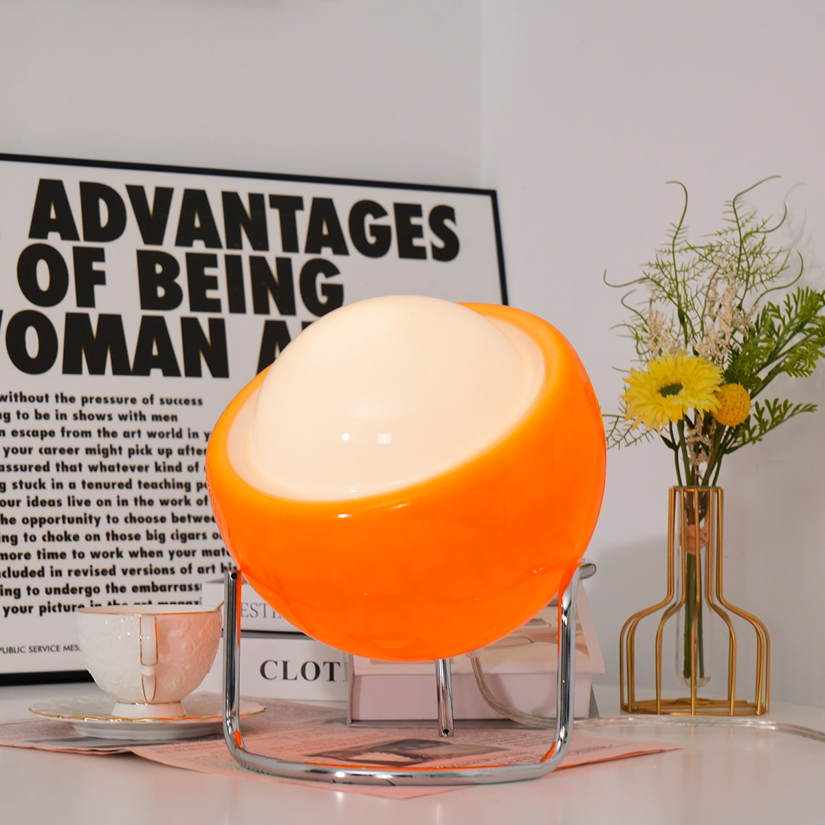 Mid-Century Tafellamp met Gekleurde Glazen Bol en Roestvrij Stalen Voet – Retro Design Verlichting voor Slaapkamer en Woonkamer | Sansoti