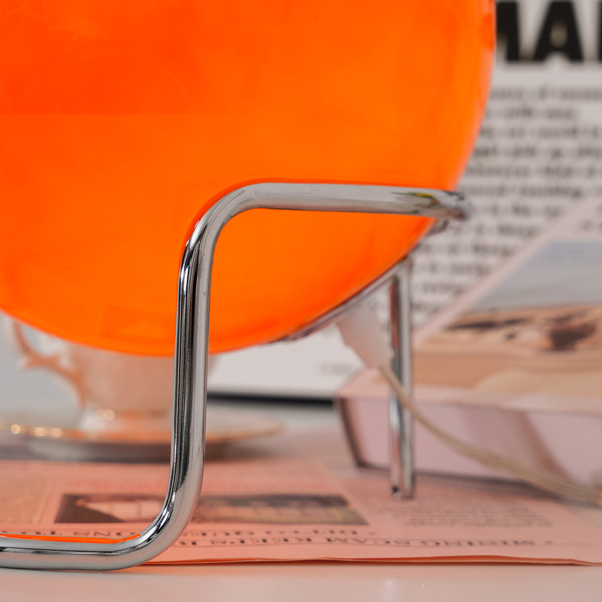Mid-Century Tafellamp met Gekleurde Glazen Bol en Roestvrij Stalen Voet – Retro Design Verlichting voor Slaapkamer en Woonkamer | Sansoti