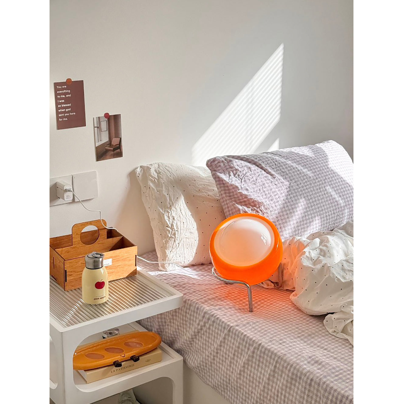 Mid-Century Tafellamp met Gekleurde Glazen Bol en Roestvrij Stalen Voet – Retro Design Verlichting voor Slaapkamer en Woonkamer | Sansoti
